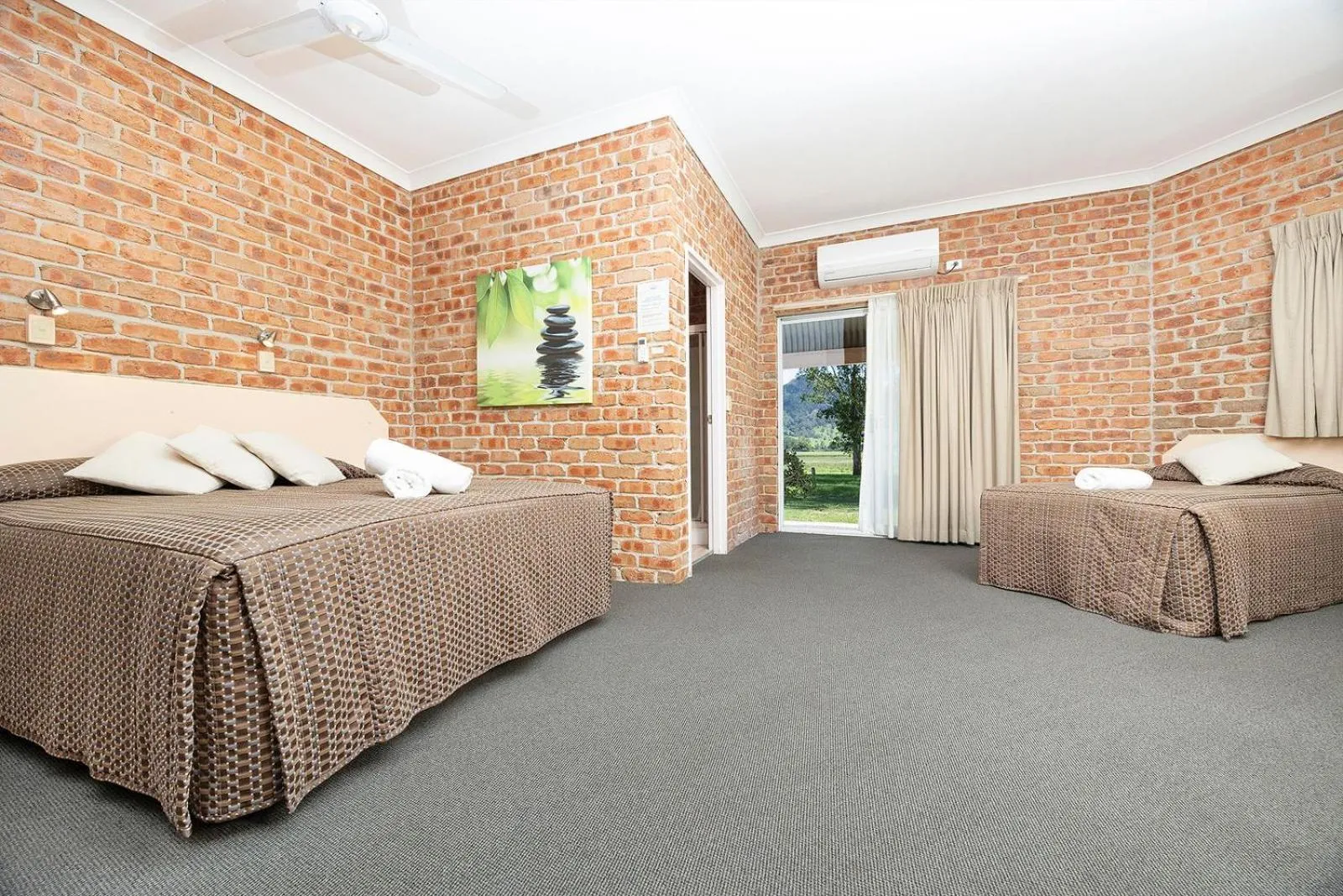 Bed in Gloucester Country Lodge Motel
