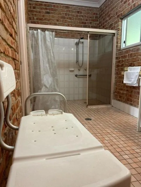 Bathroom in Gloucester Country Lodge Motel