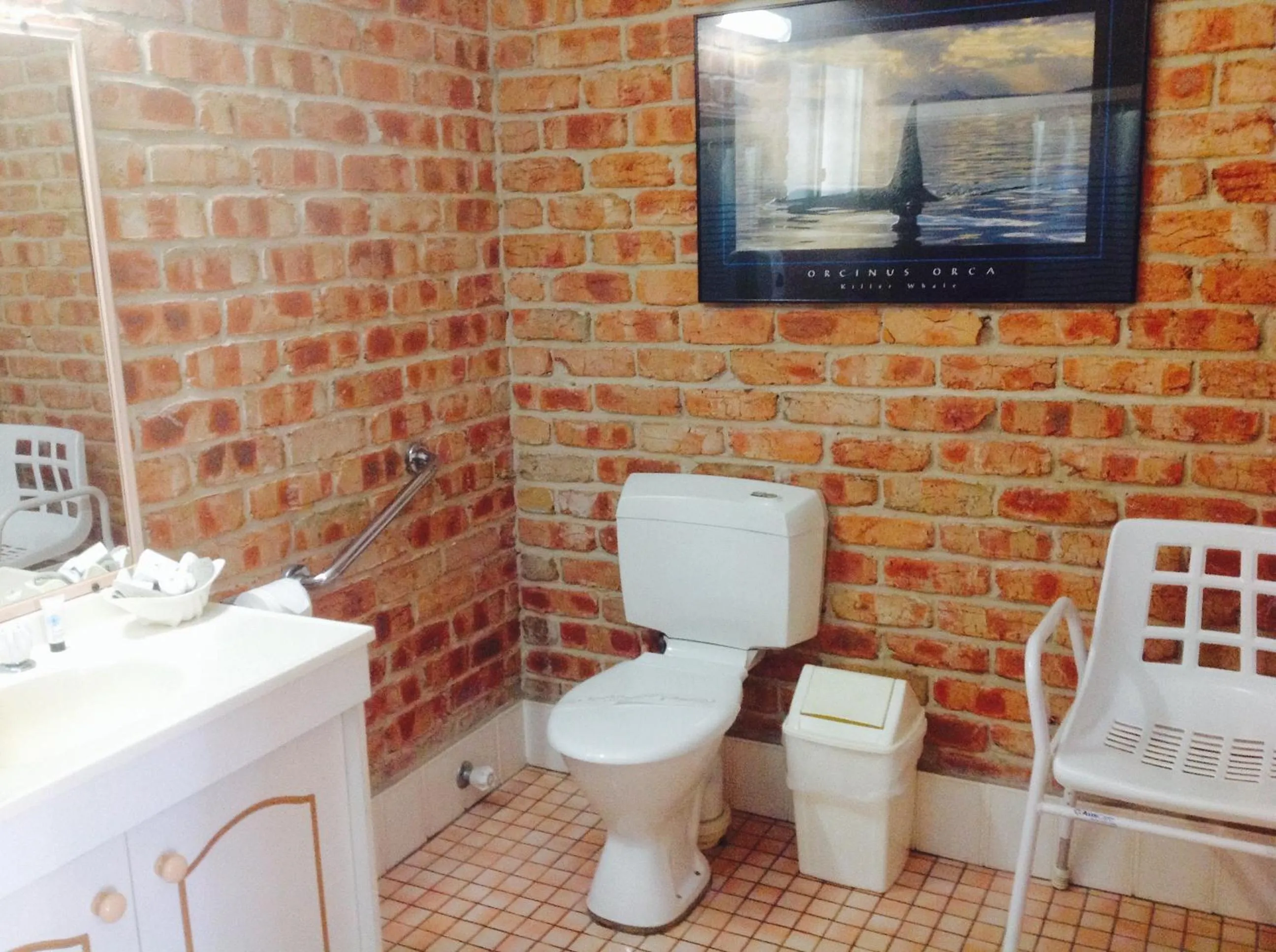 Bathroom in Gloucester Country Lodge Motel