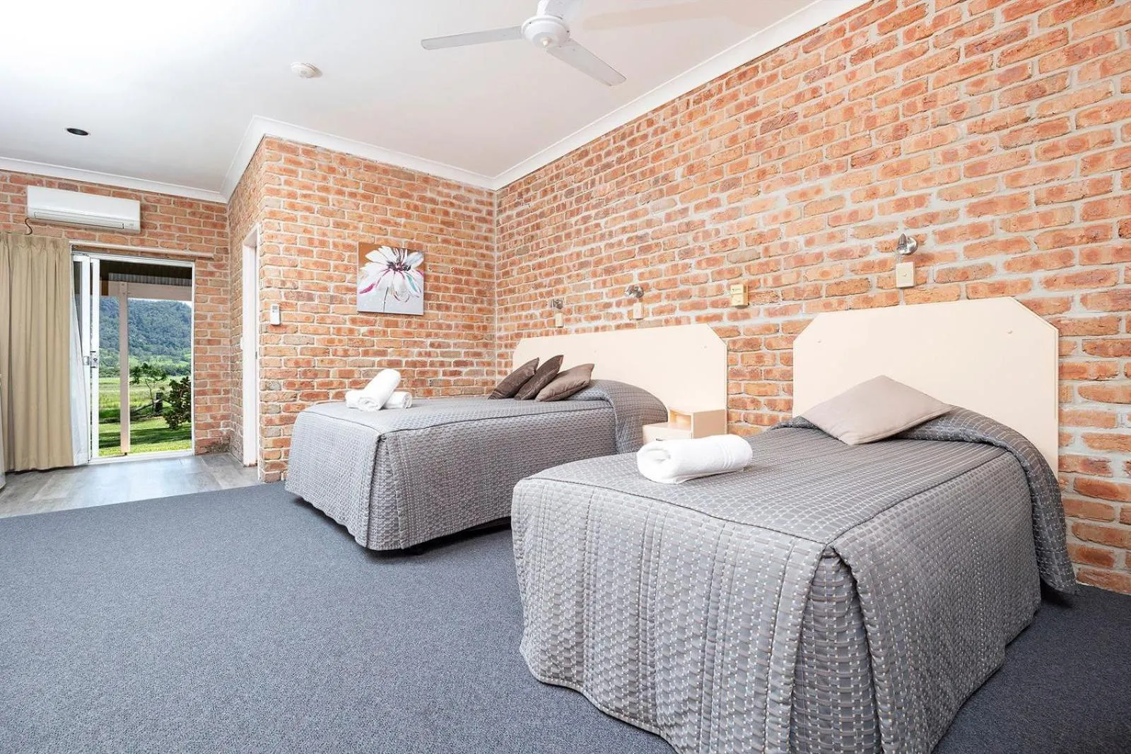 Bed in Gloucester Country Lodge Motel