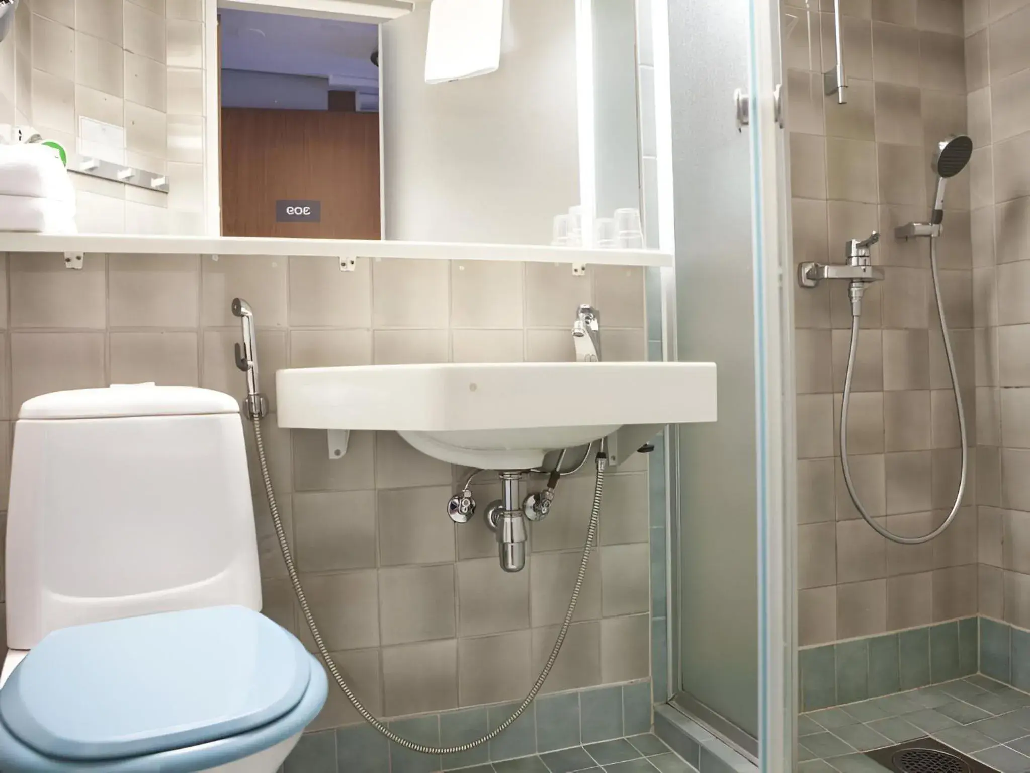 Bed in 4-Bed Mixed Dormitory Room in Finlandia Park Hotel Helsinki Bed in 4-Bed Mixed Dormitory Room in Finlandia Park Hotel Helsinki