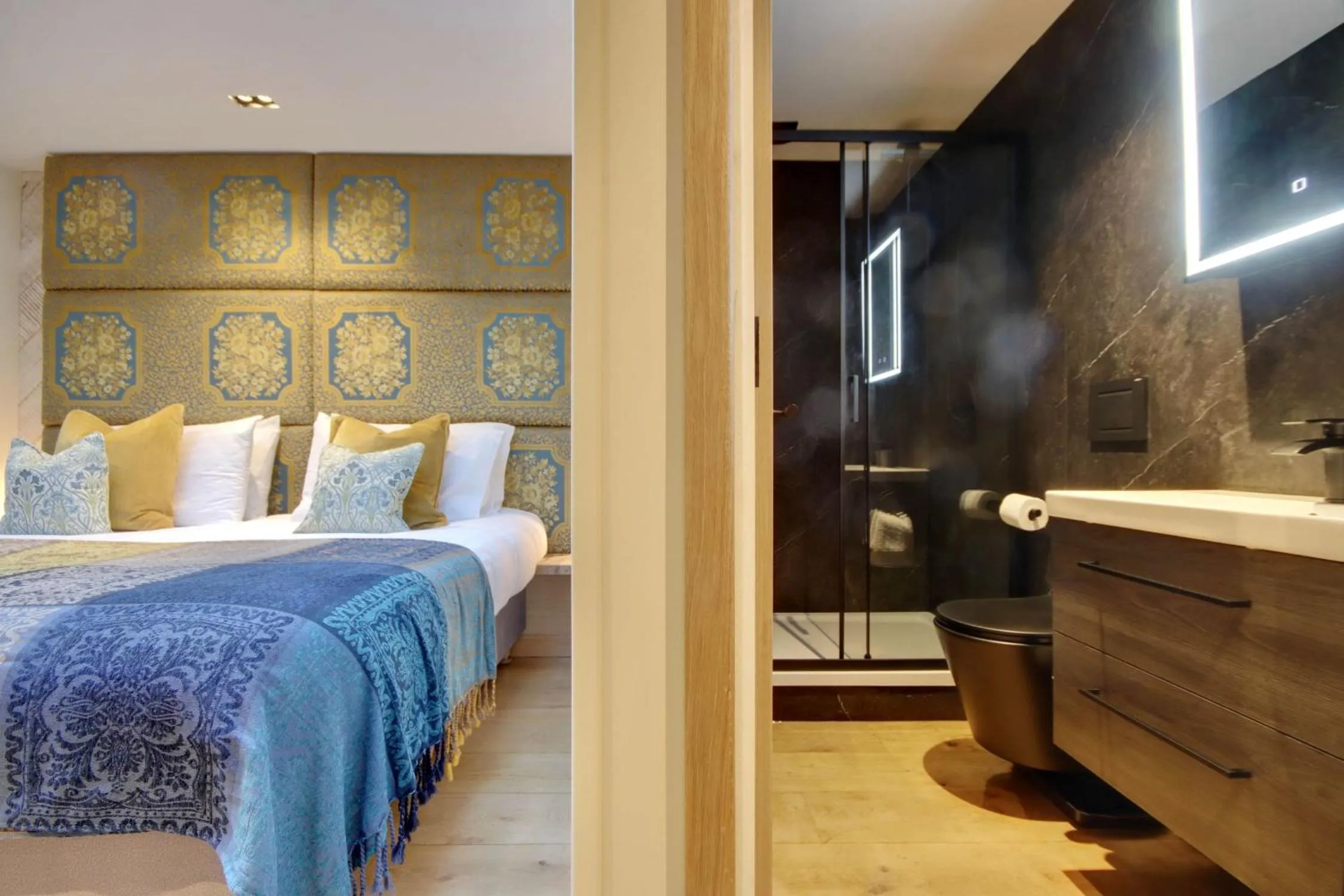 Bathroom, Bed in Becketts Townhouse