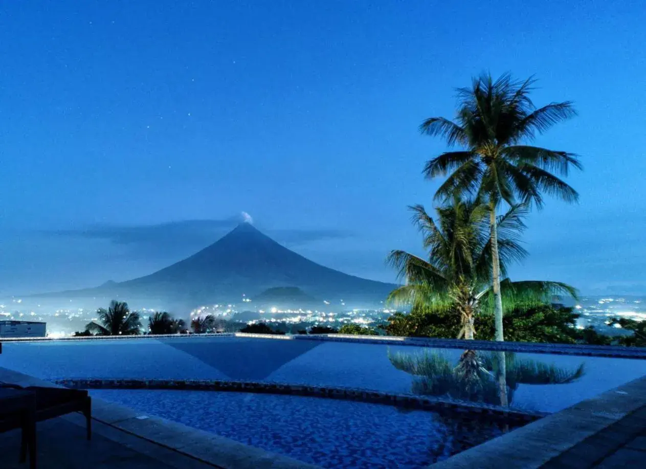 Swimming pool in The Oriental Hotel Legazpi Swimming pool in The Oriental Hotel Legazpi