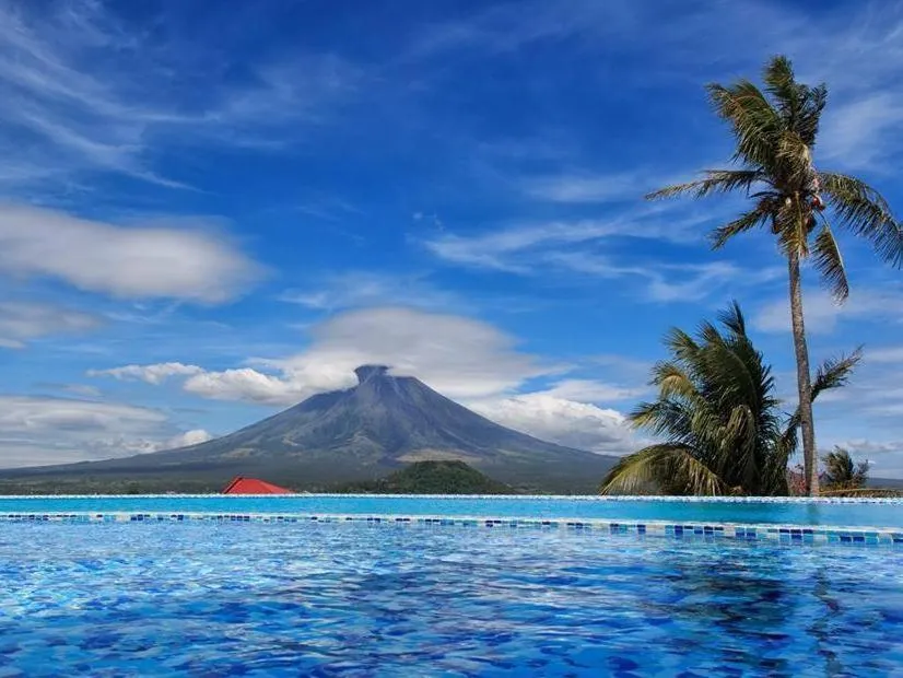 Swimming pool in The Oriental Hotel Legazpi