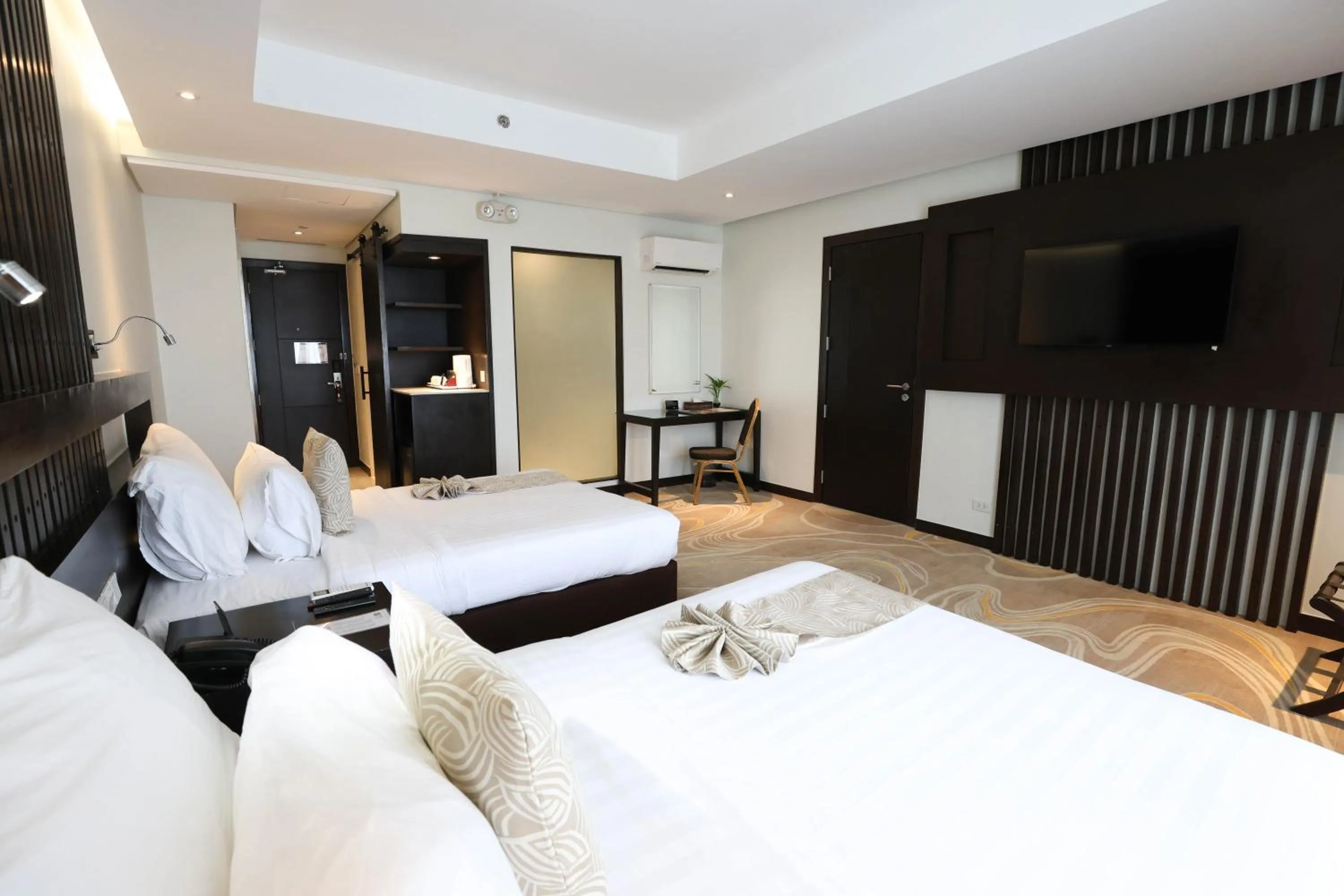 Bed in The Oriental Hotel Legazpi