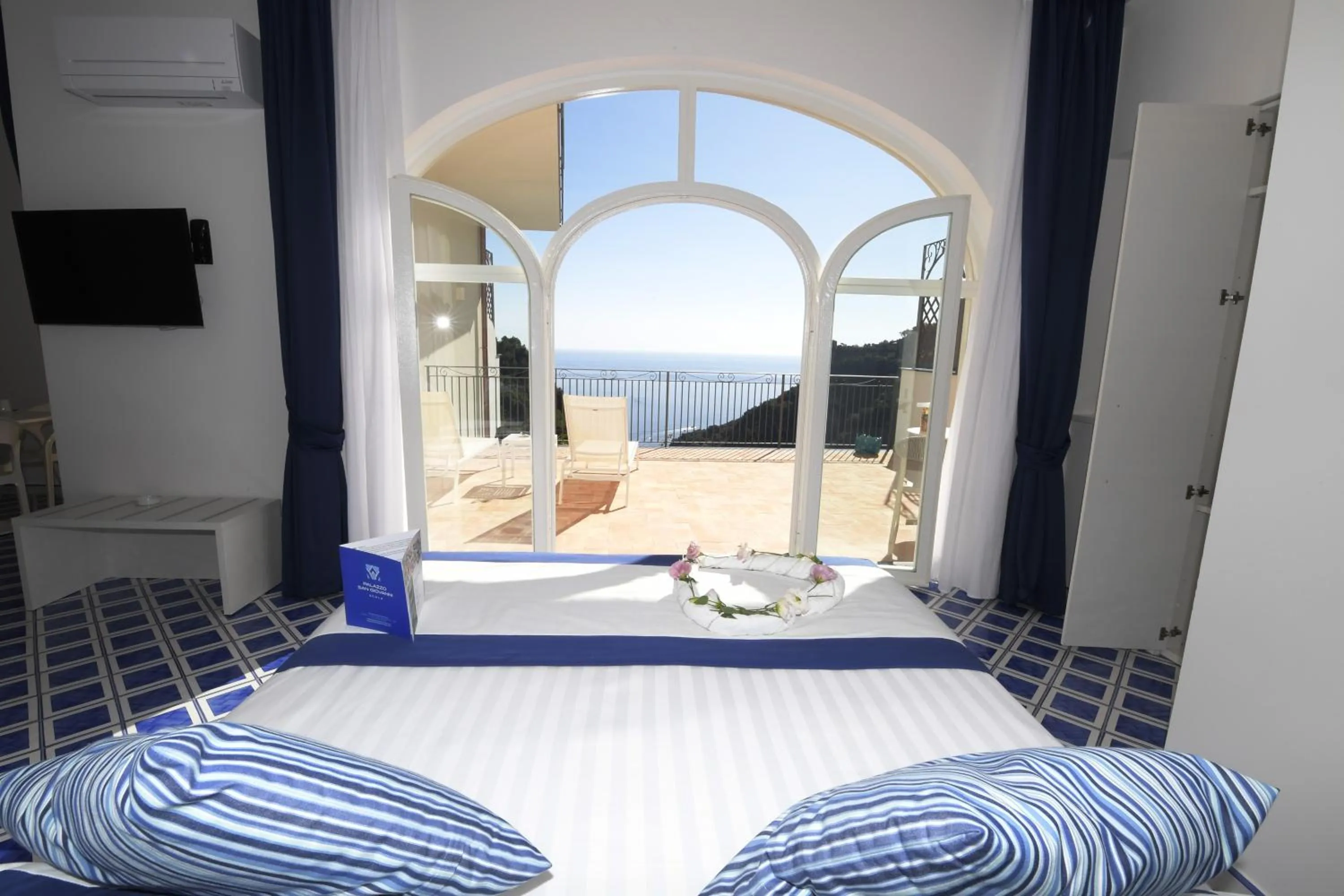 Bed in Palazzo San Giovanni Amalfi Coast