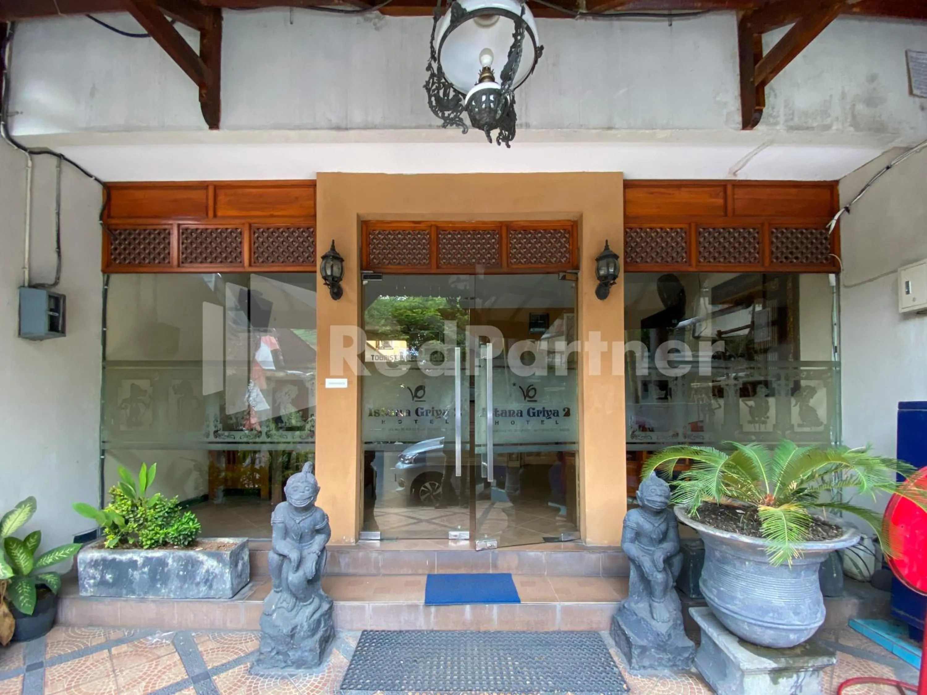 Facade/entrance in Istana Griya 2 Hotel Solo RedPartner