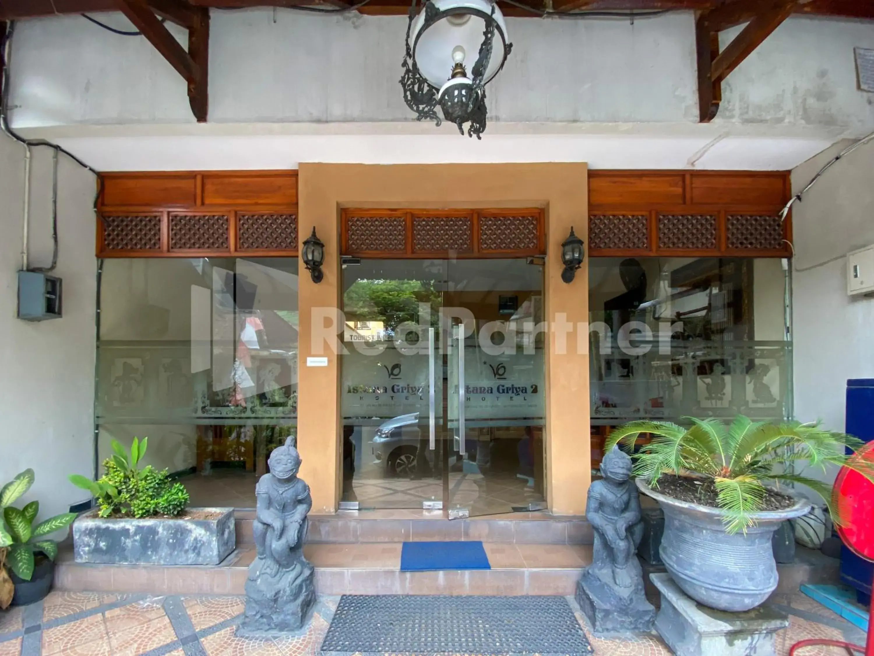 Facade/entrance in Istana Griya 2 Hotel Solo RedPartner Facade/entrance in Istana Griya 2 Hotel Solo RedPartner