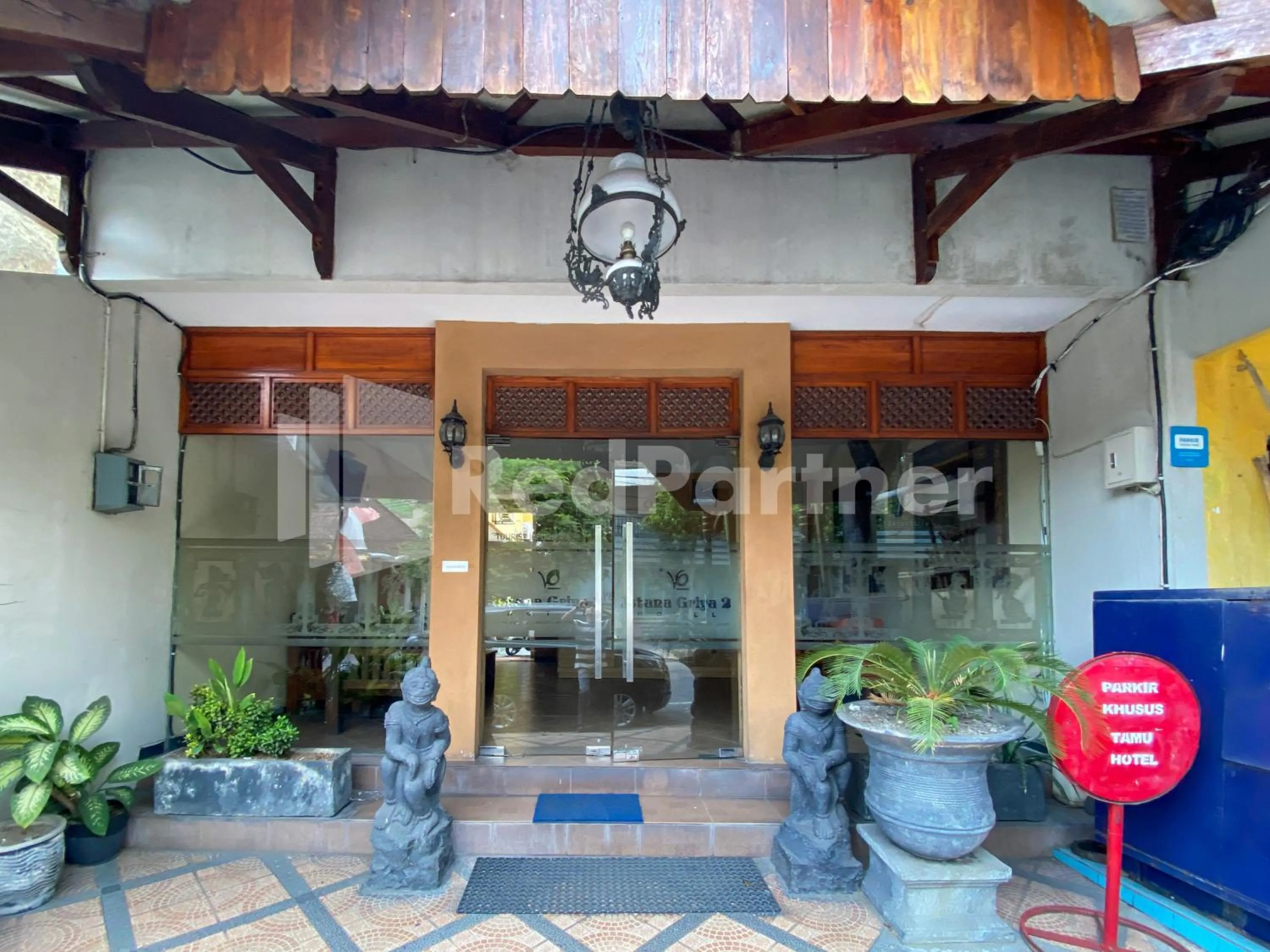 Facade/entrance in Istana Griya 2 Hotel Solo RedPartner