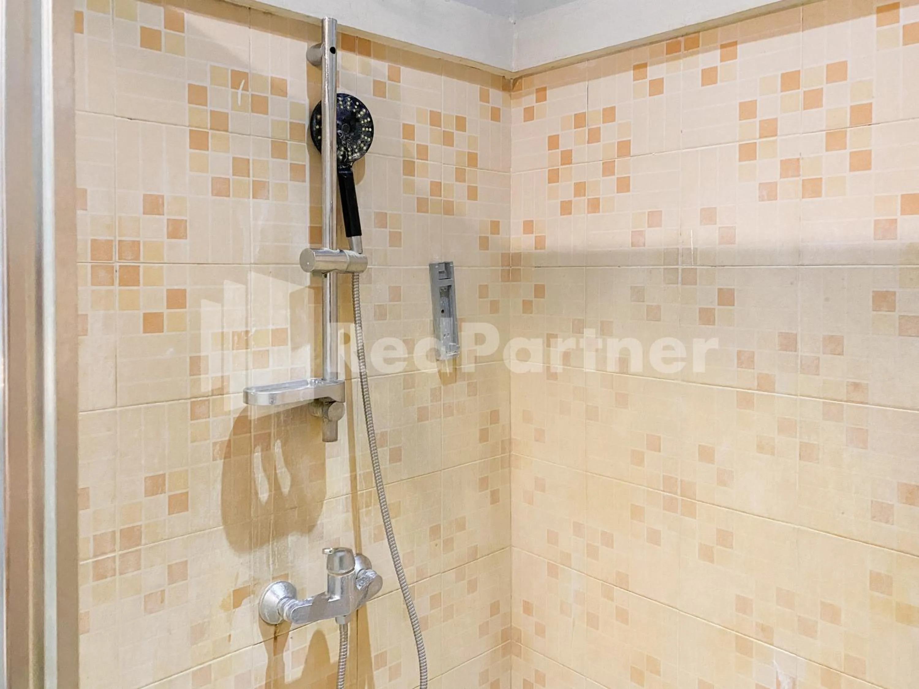 Bathroom in Istana Griya 2 Hotel Solo RedPartner