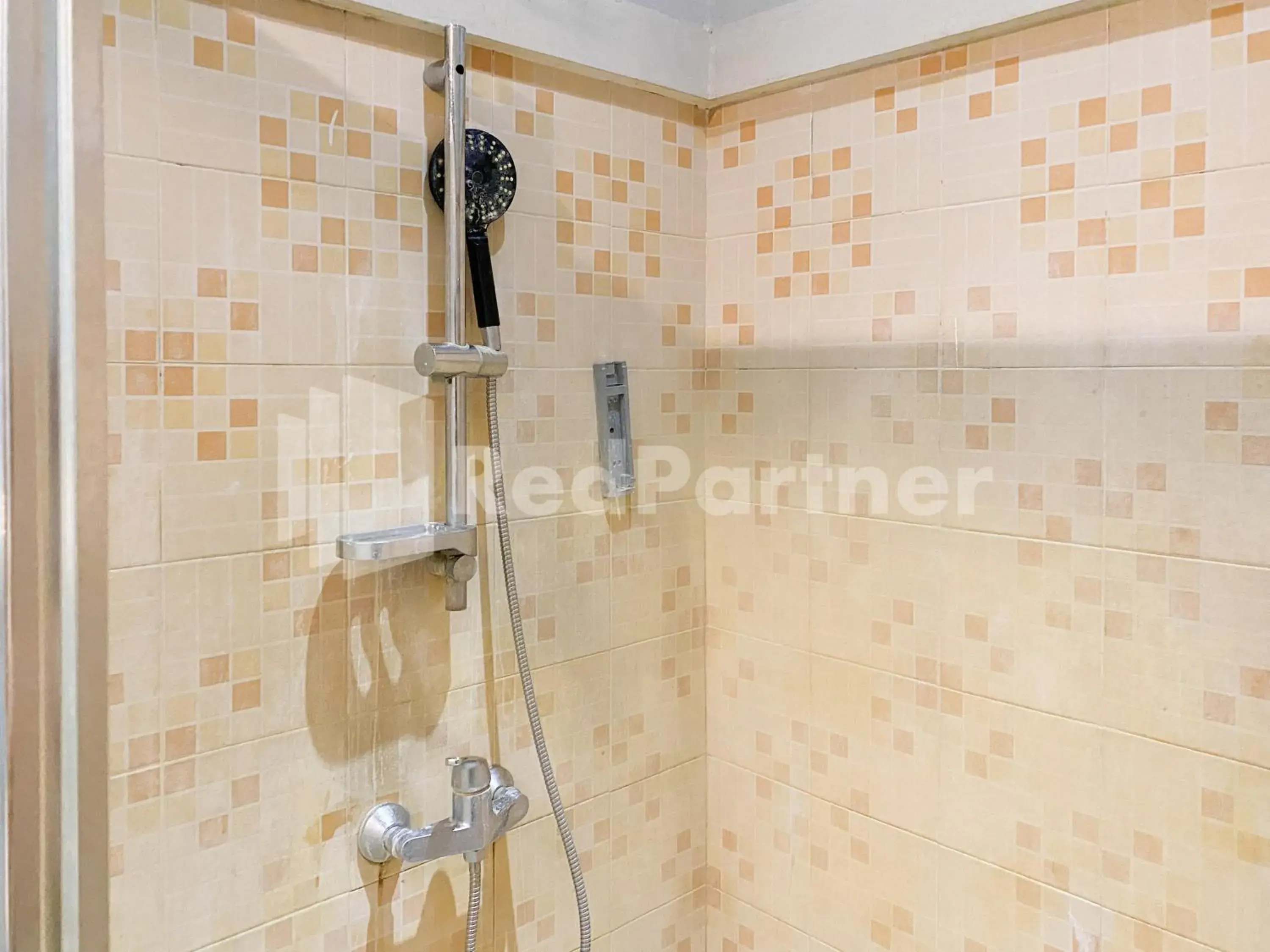 Bathroom in Istana Griya 2 Hotel Solo RedPartner Bathroom in Istana Griya 2 Hotel Solo RedPartner