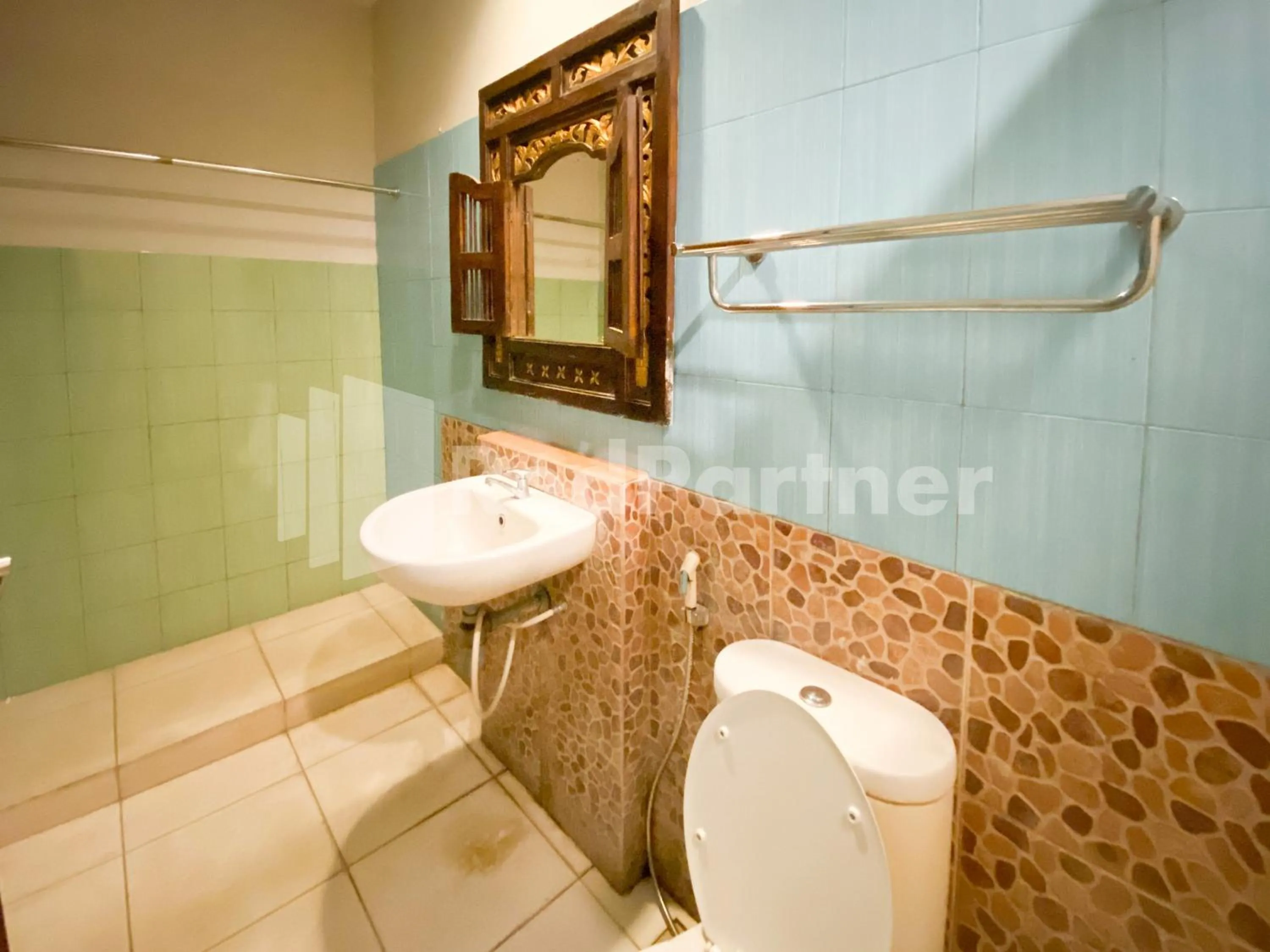 Bathroom in Istana Griya 2 Hotel Solo RedPartner