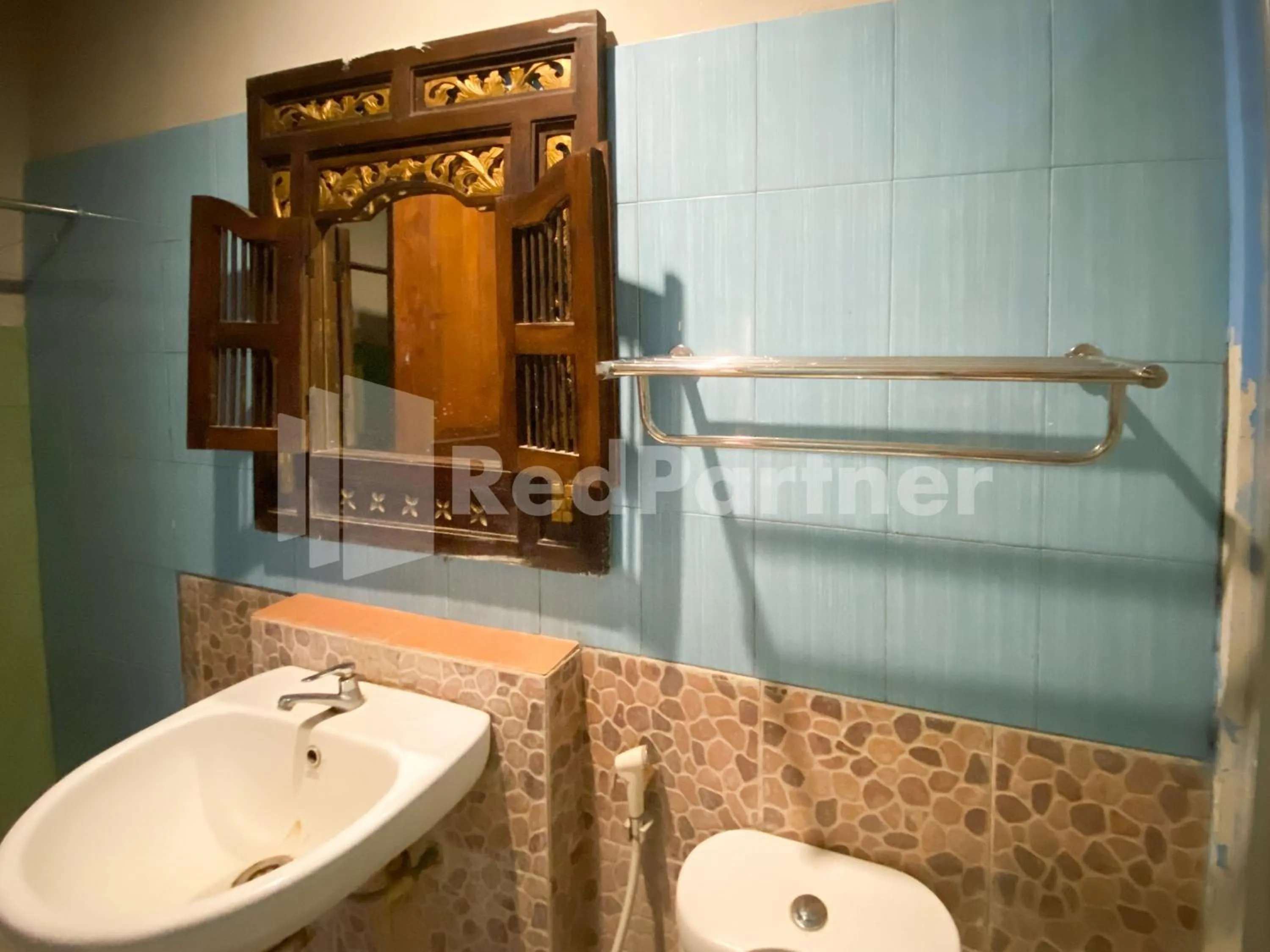 Bathroom in Istana Griya 2 Hotel Solo RedPartner