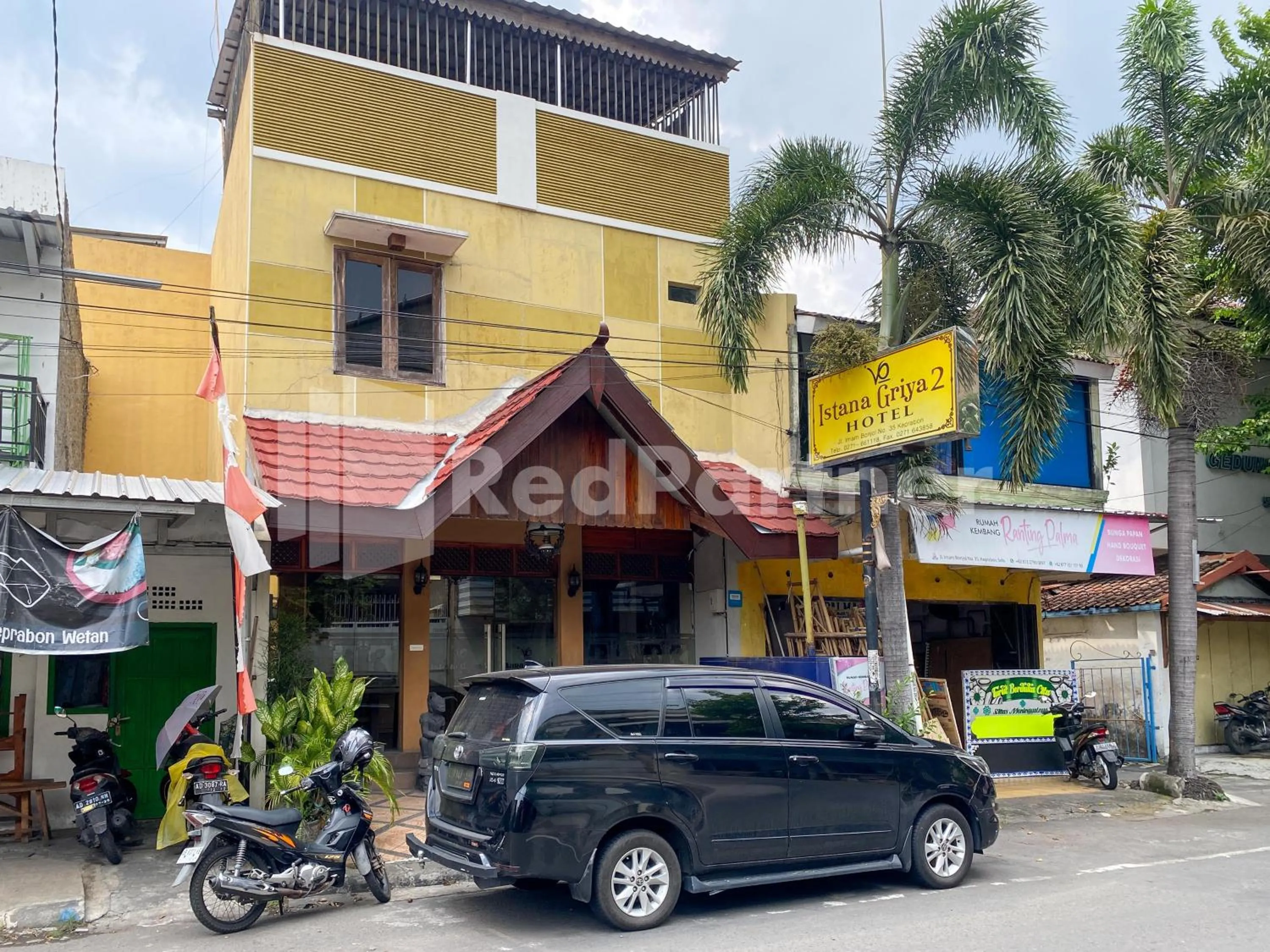 Facade/entrance in Istana Griya 2 Hotel Solo RedPartner