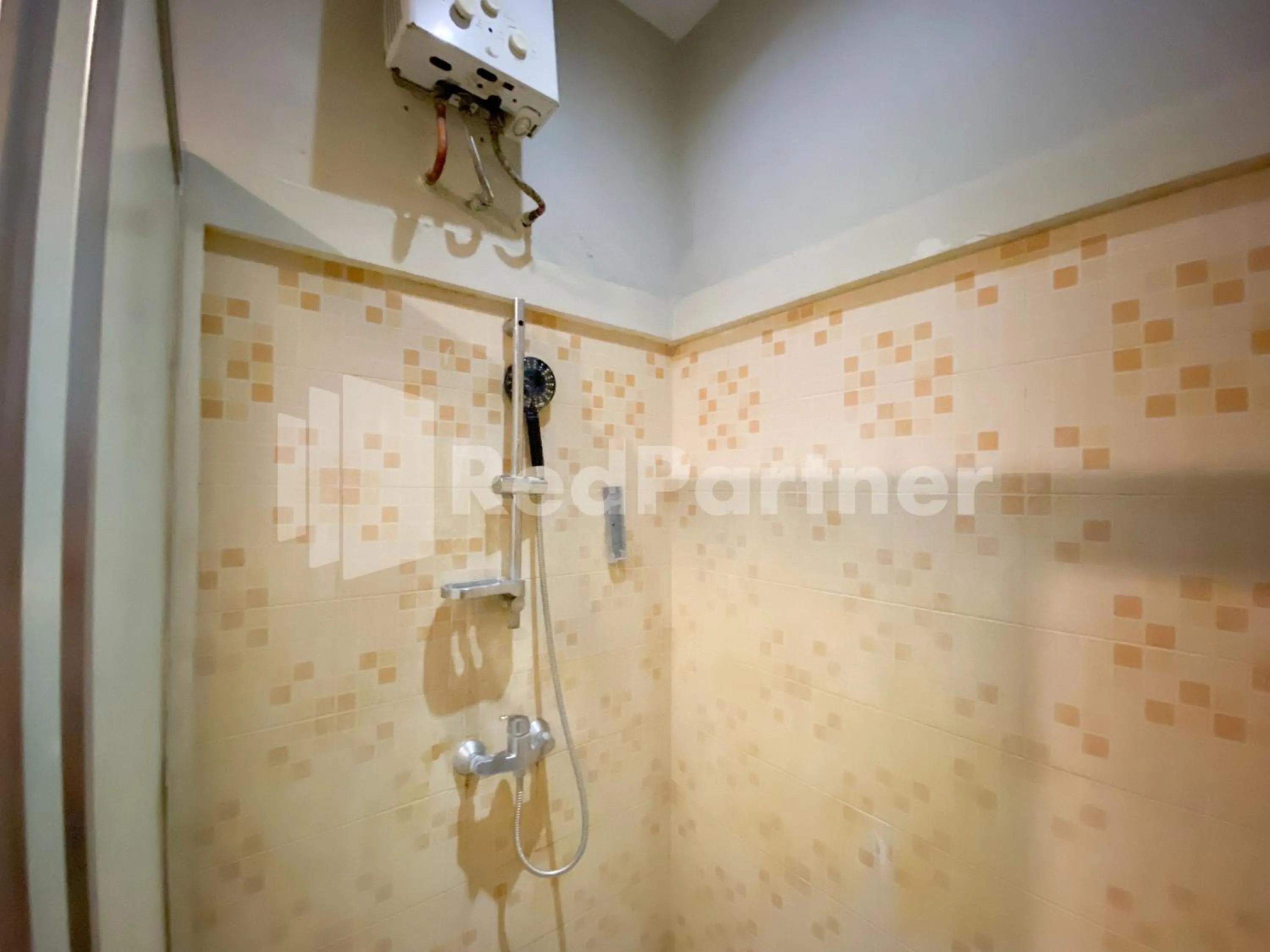 Bathroom in Istana Griya 2 Hotel Solo RedPartner