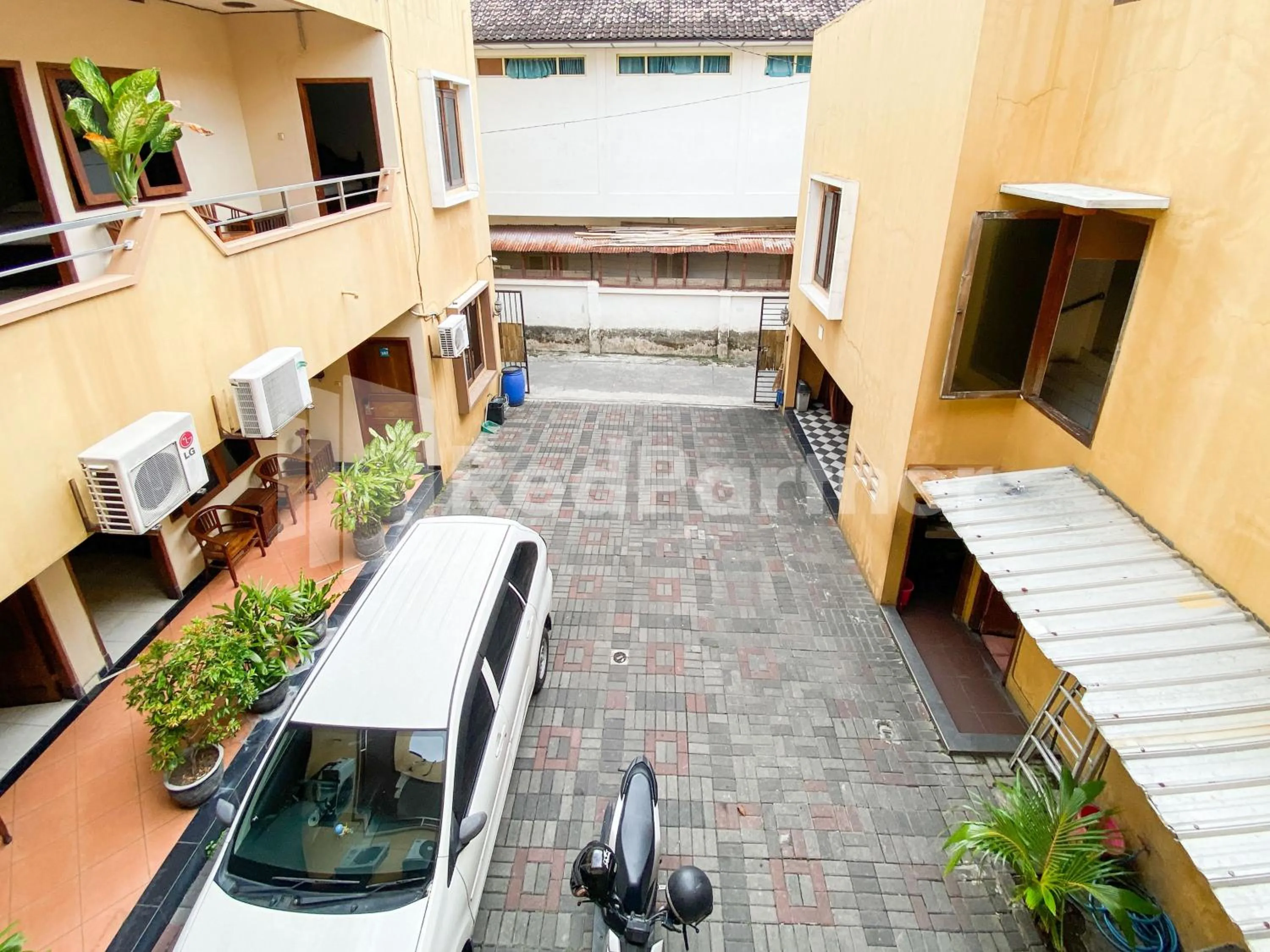 Property building in Istana Griya 2 Hotel Solo RedPartner