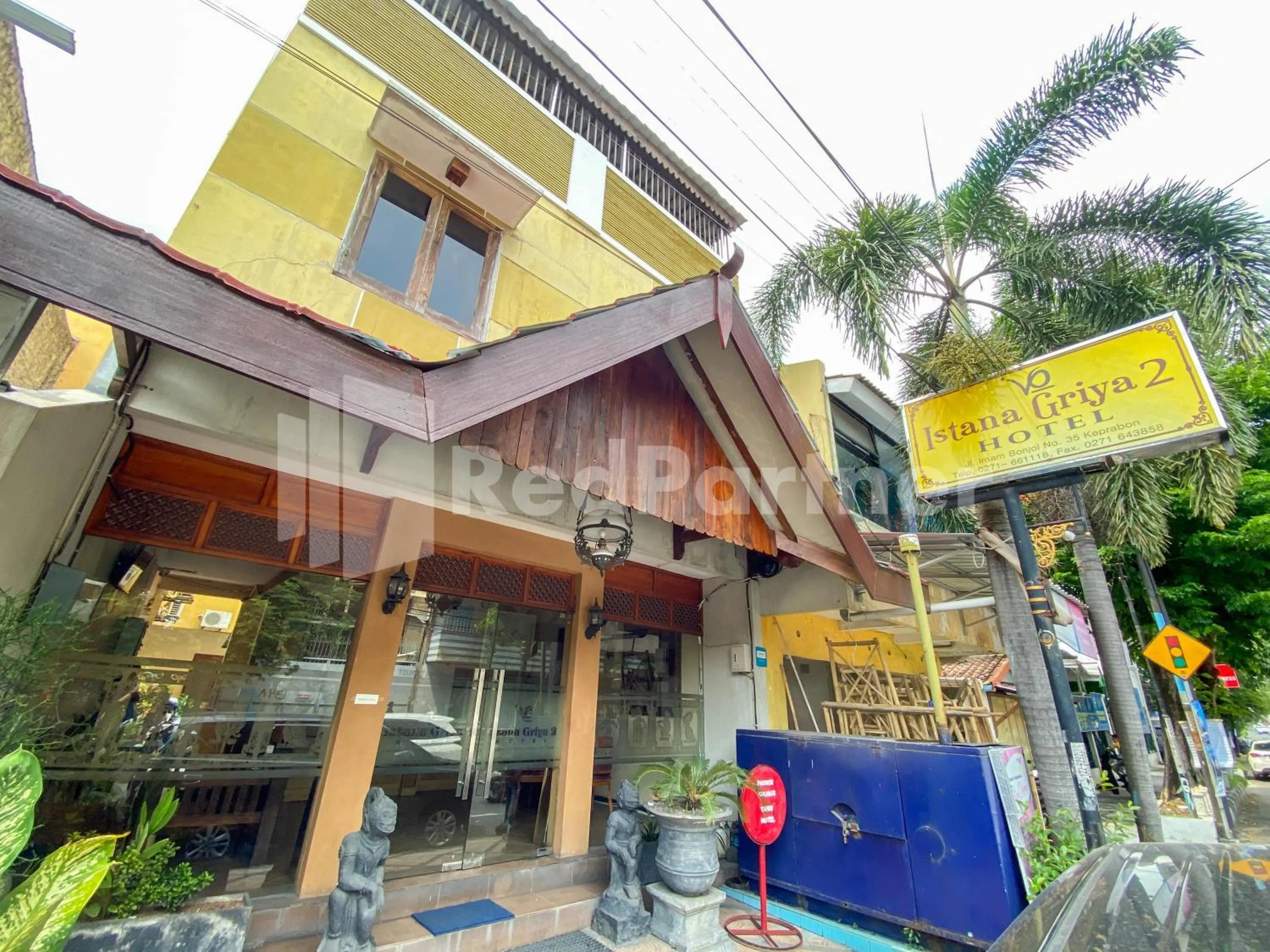 Facade/entrance in Istana Griya 2 Hotel Solo RedPartner