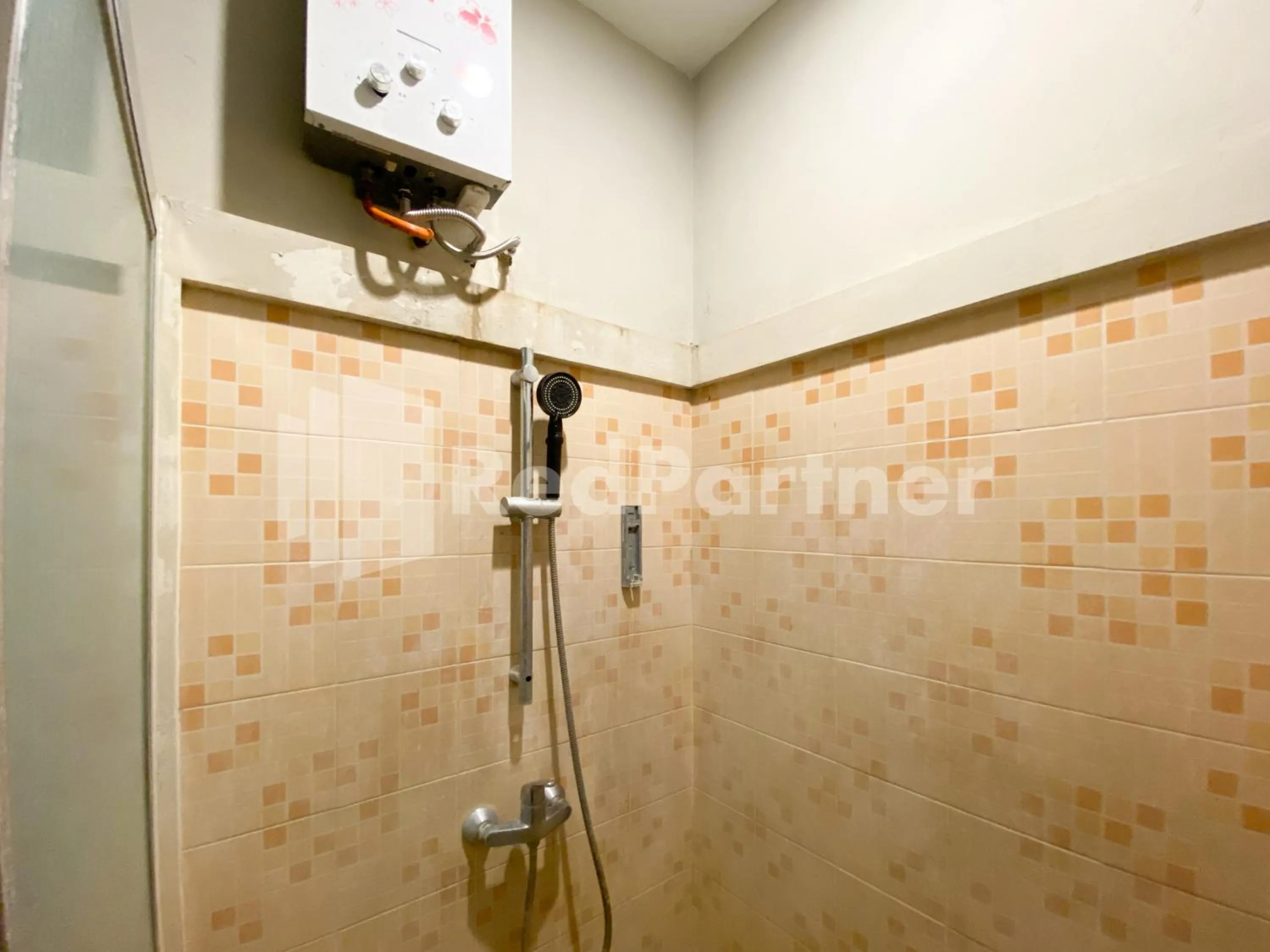 Bathroom in Istana Griya 2 Hotel Solo RedPartner