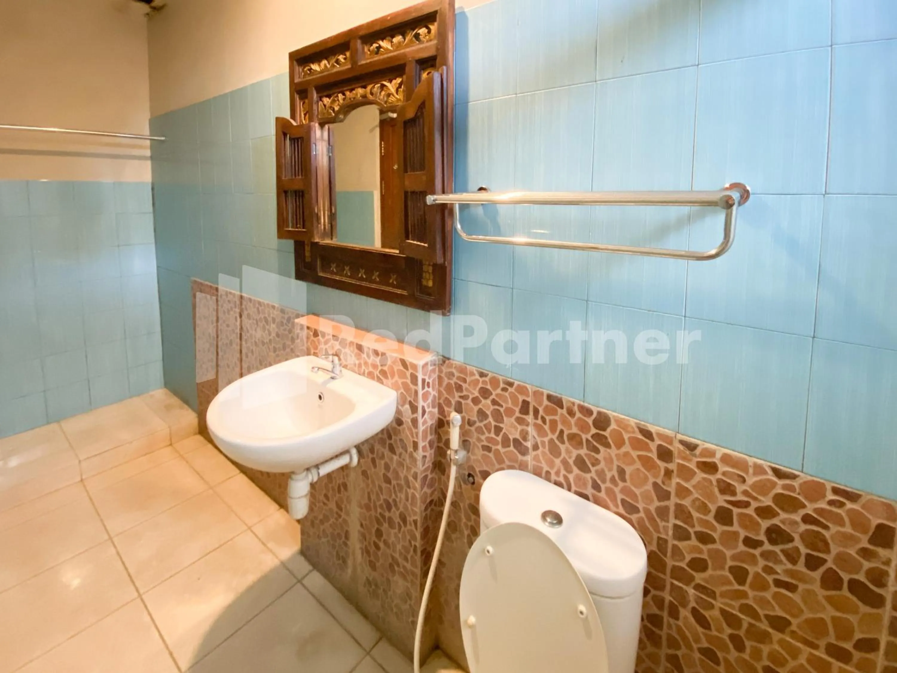 Bathroom in Istana Griya 2 Hotel Solo RedPartner