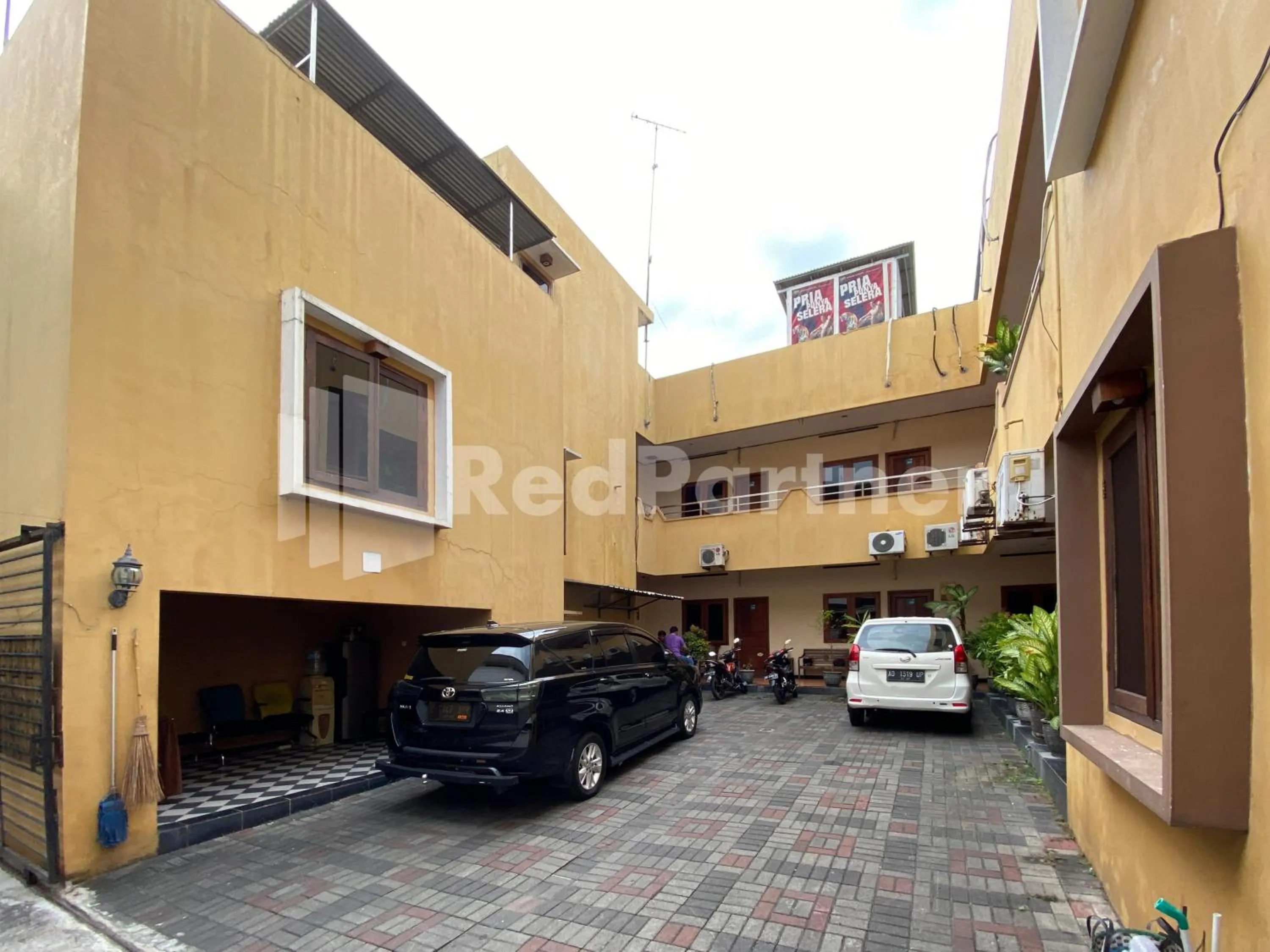 Property building in Istana Griya 2 Hotel Solo RedPartner