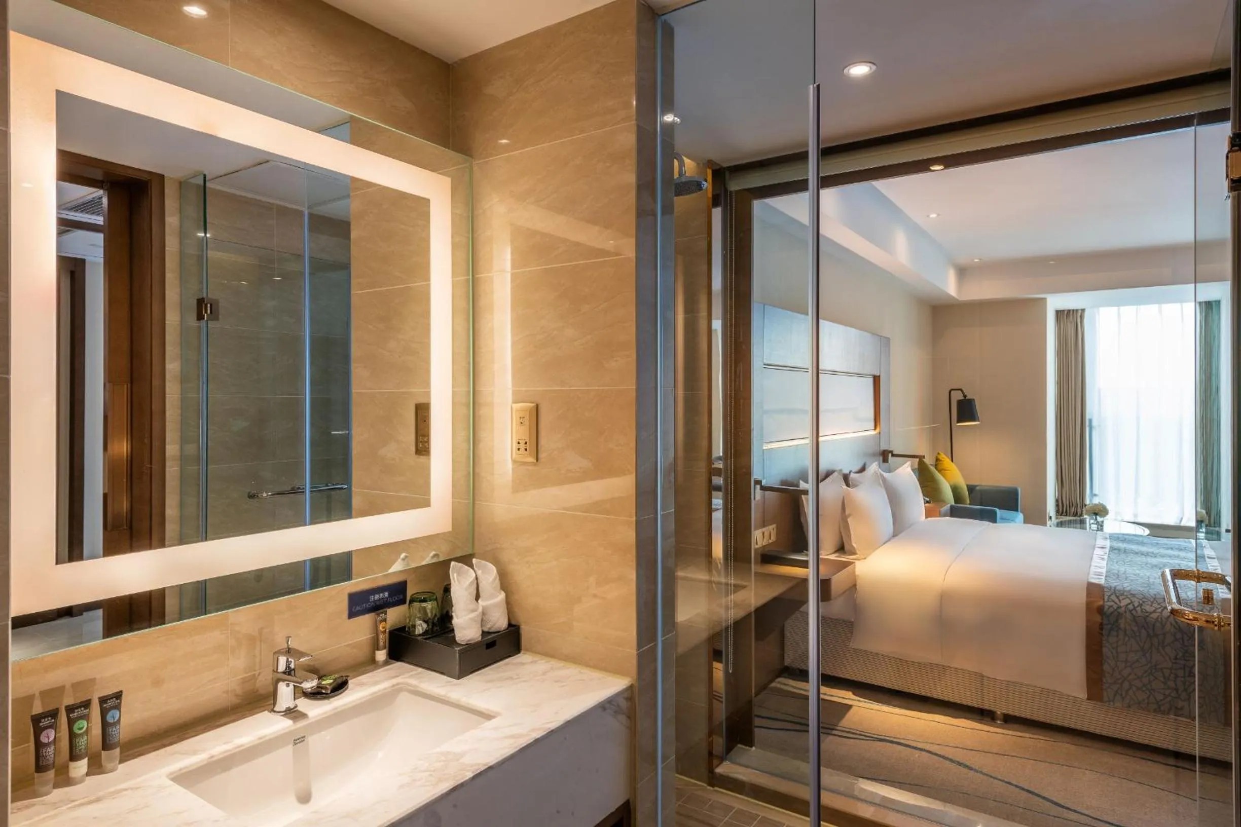 Bathroom, Bed in Novotel Qingdao New Hope