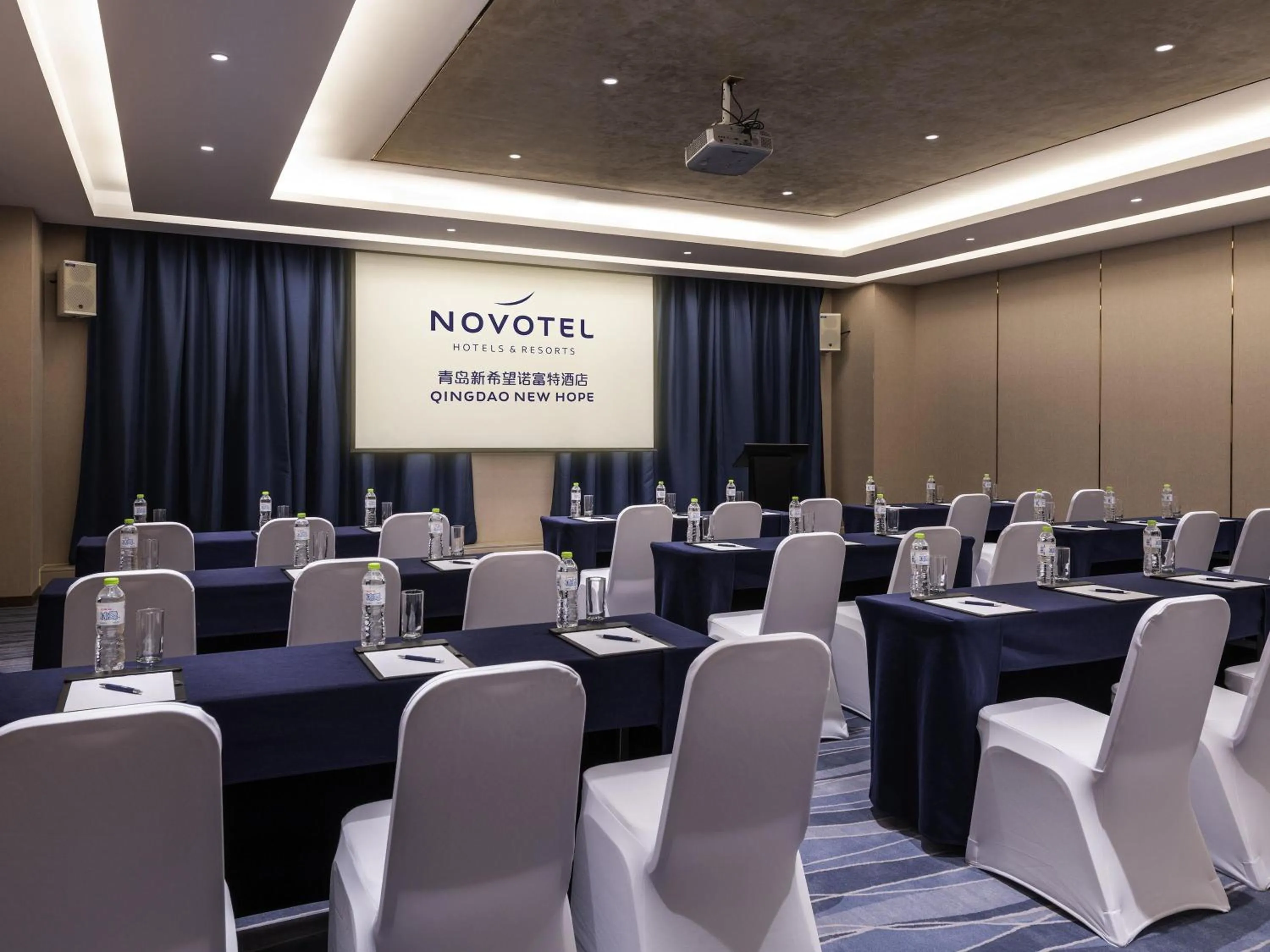 Meeting/conference room in Novotel Qingdao New Hope
