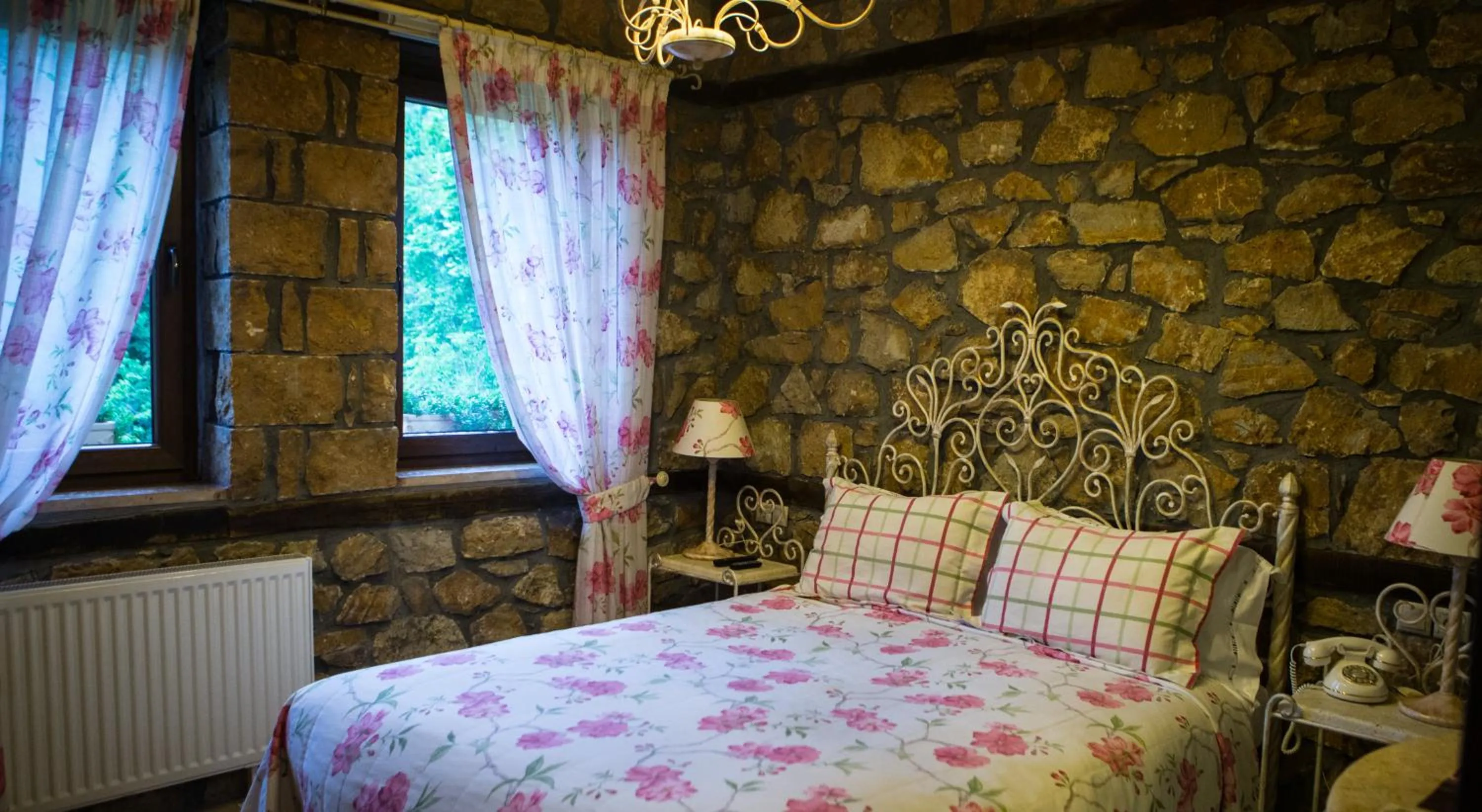 Photo of the whole room, Bed in Archontiko Emmanouilidi Suites
