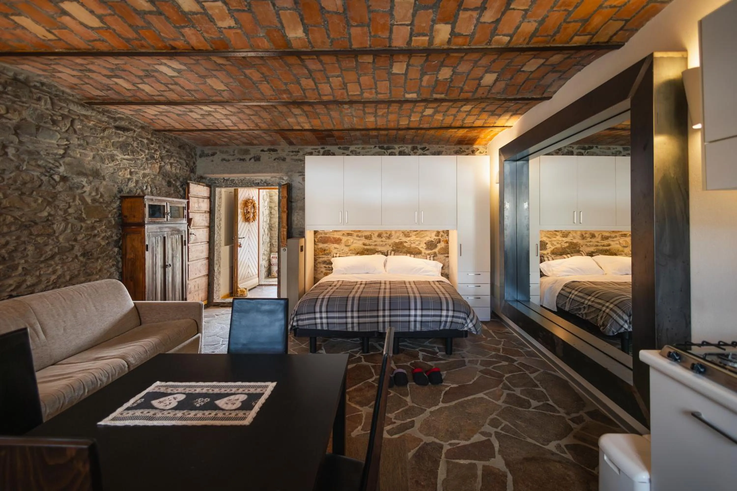 Bedroom, Bed in Albergo Diffuso Comeglians