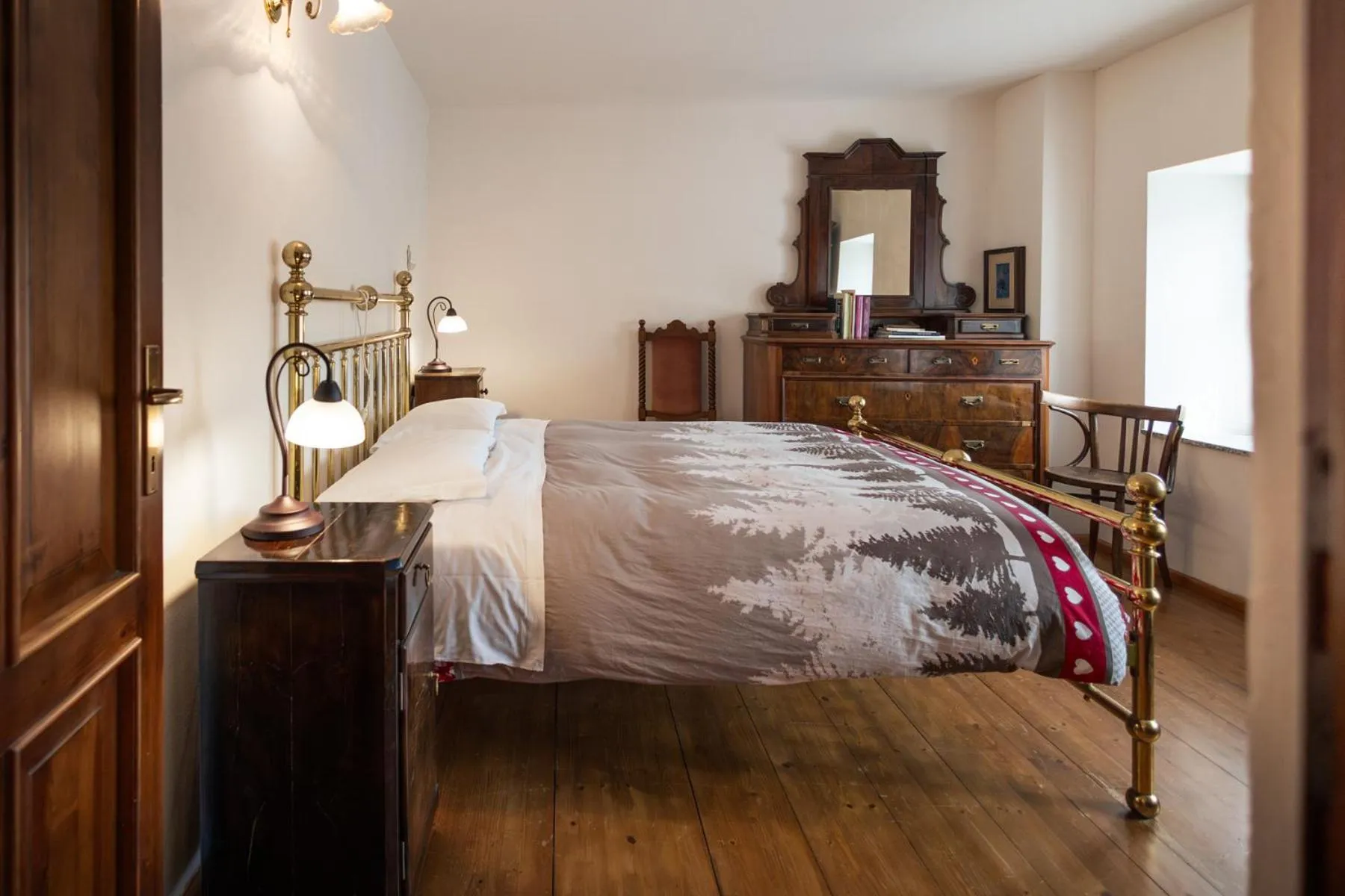 Bedroom, Bed in Albergo Diffuso Comeglians