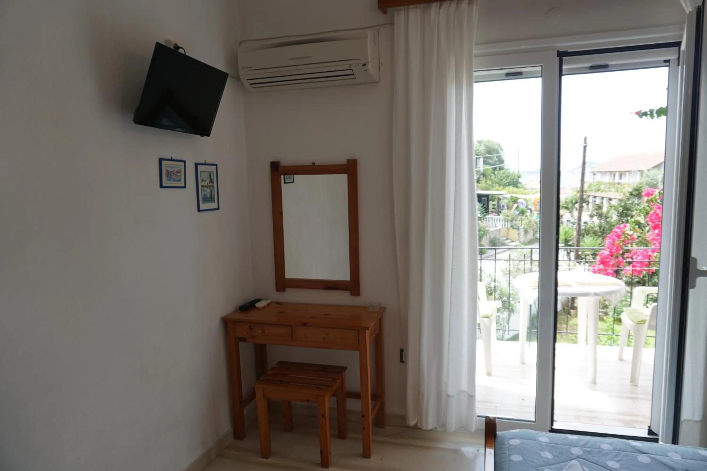 Photo of the whole room in Arillas Studios