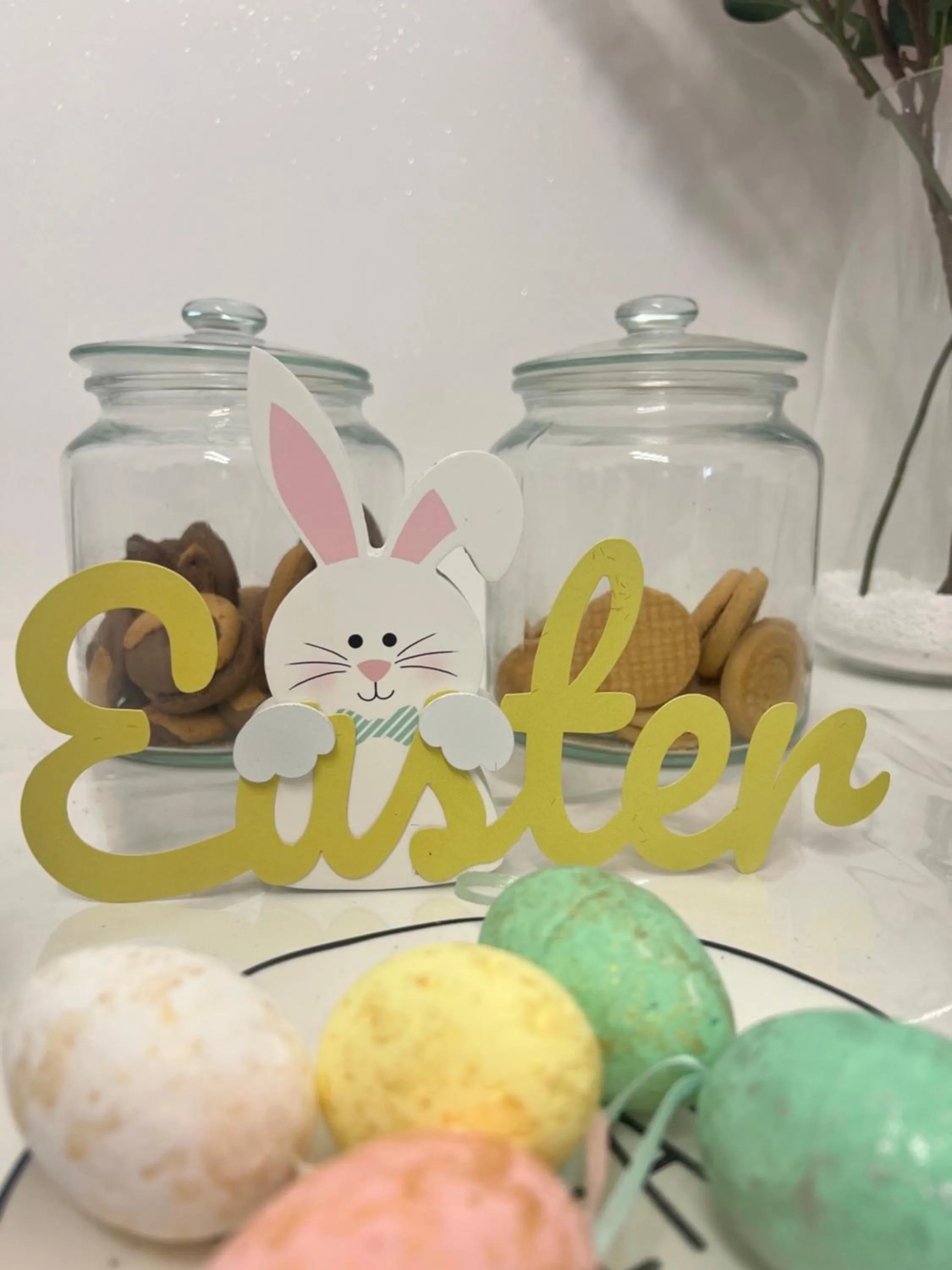 Text overlay in Guest House Esty