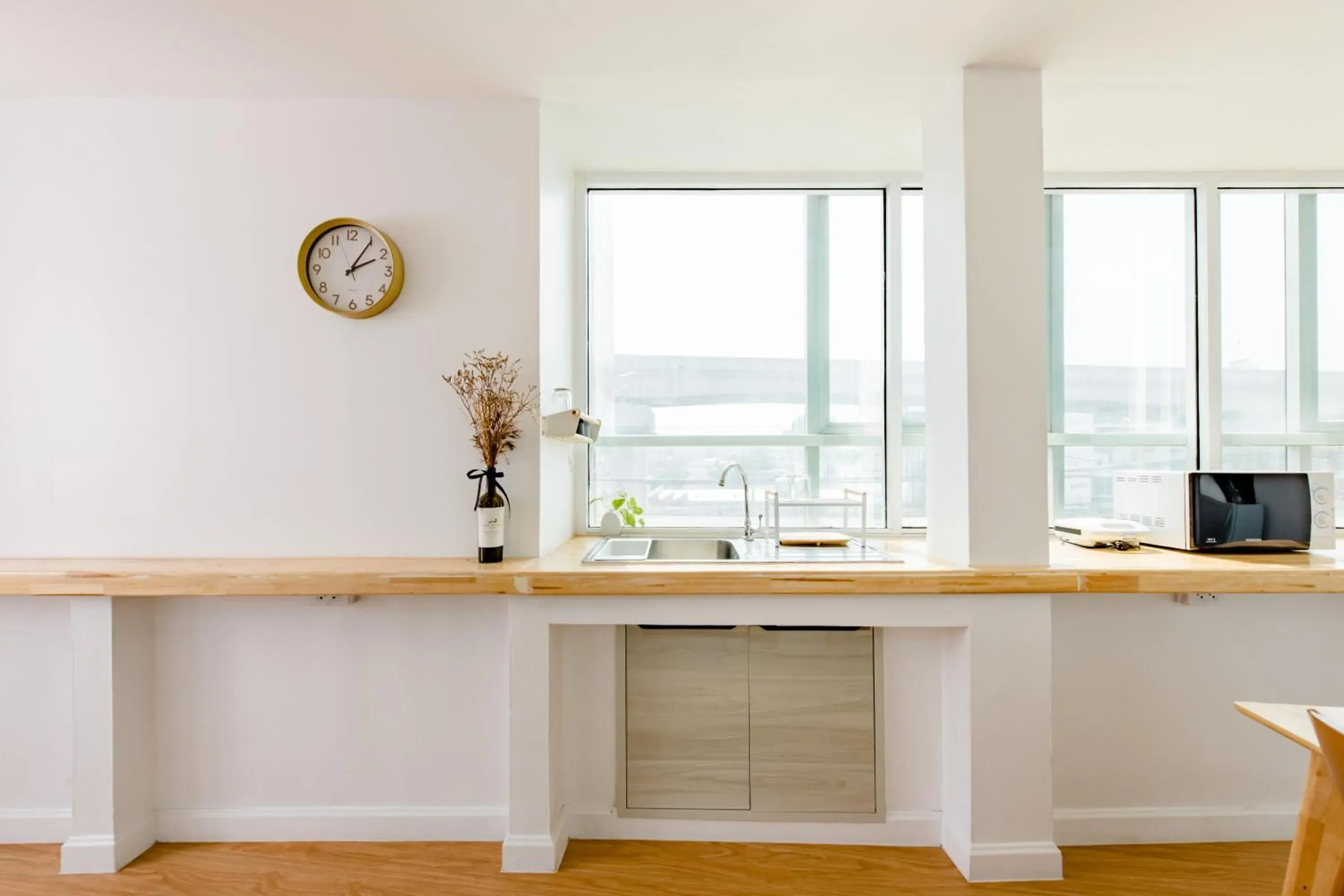 Kitchen or kitchenette, Bathroom in Lee's Mark Residence