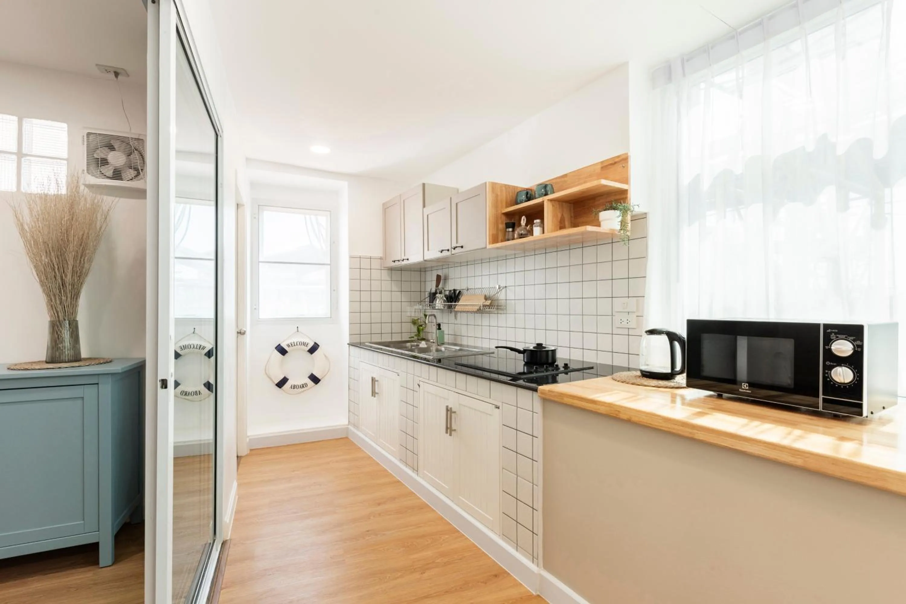 Coffee/tea facilities, Kitchen/Kitchenette in Lee's Mark Residence