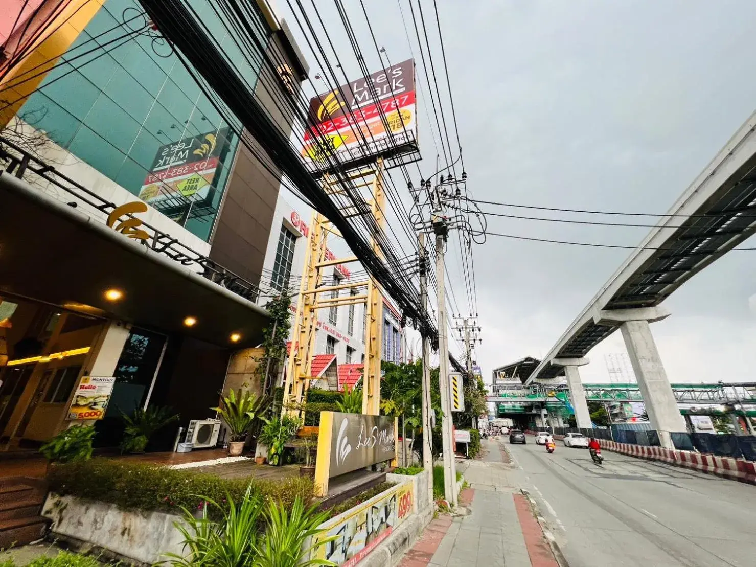 Property building in Lee's Mark Residence