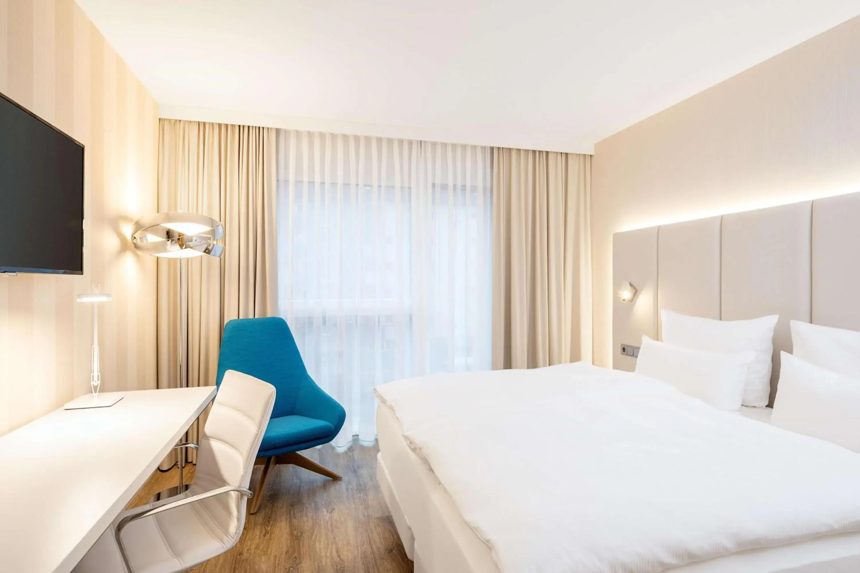 Photo of the whole room, Bed in NH Mannheim Photo of the whole room, Bed in NH Mannheim