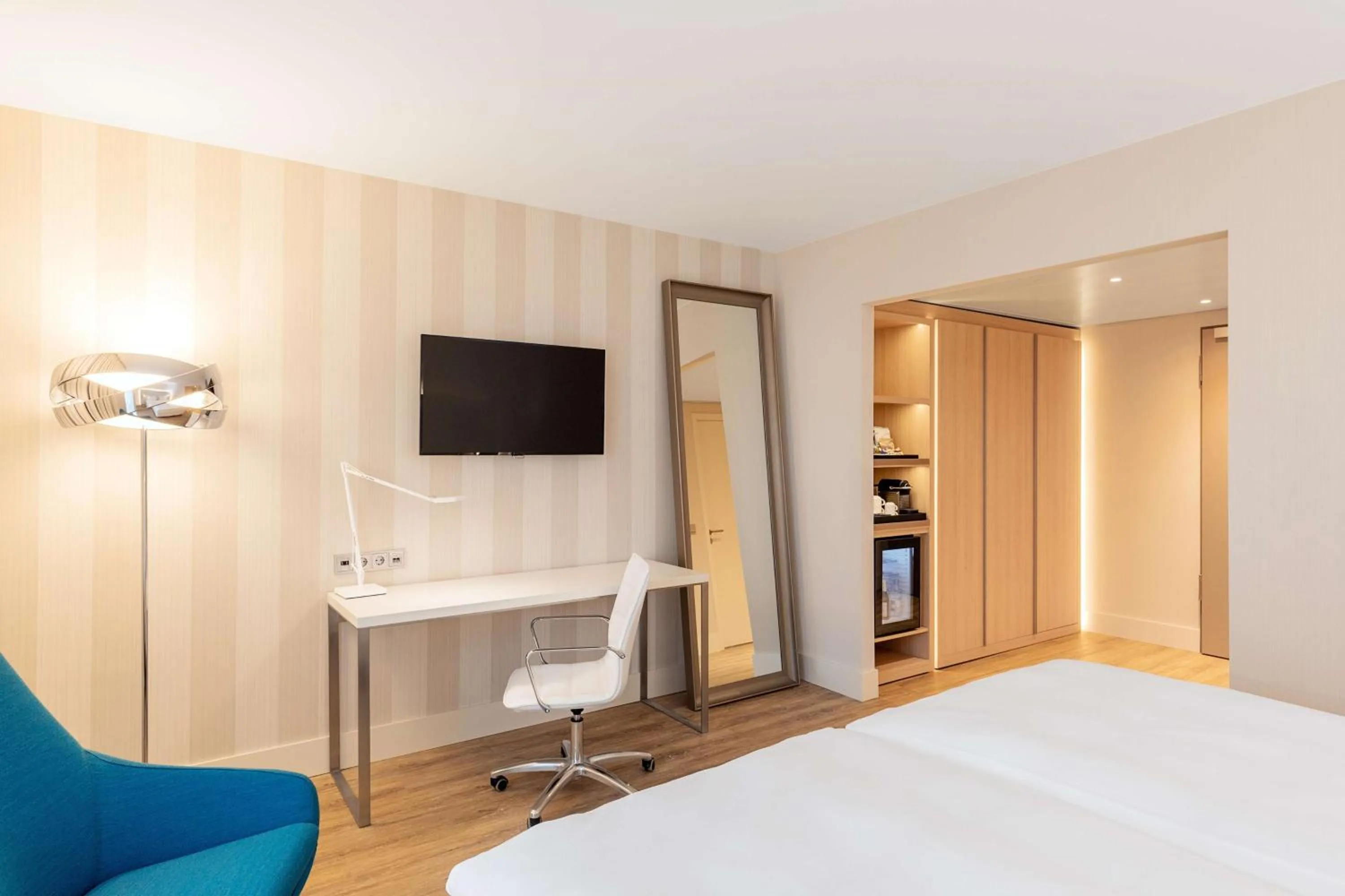 Photo of the whole room, Bed in NH Mannheim