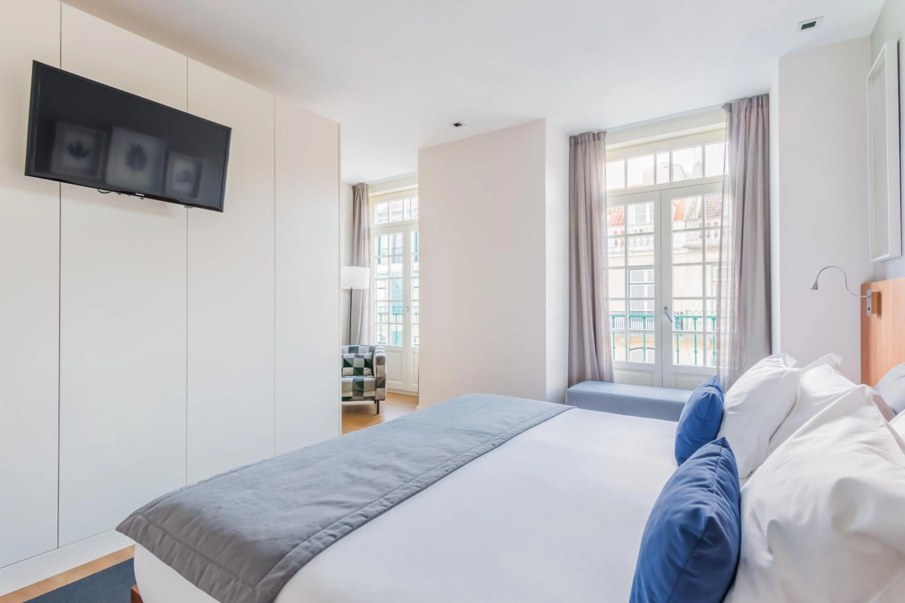 Balcony/Terrace, Bed in Augusta Residence Apartments