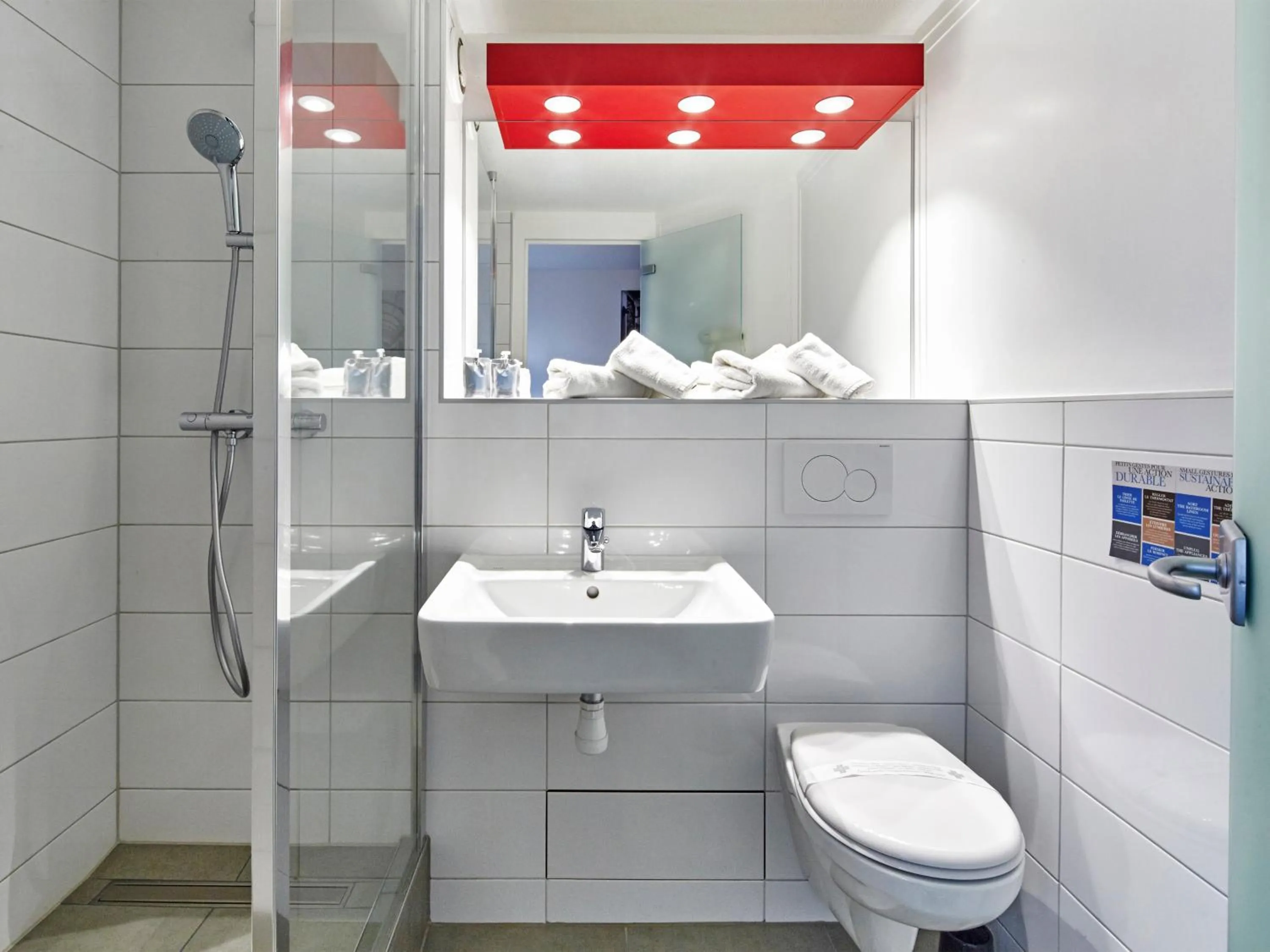 Bathroom in Kyriad Colmar Centre Unterlinden