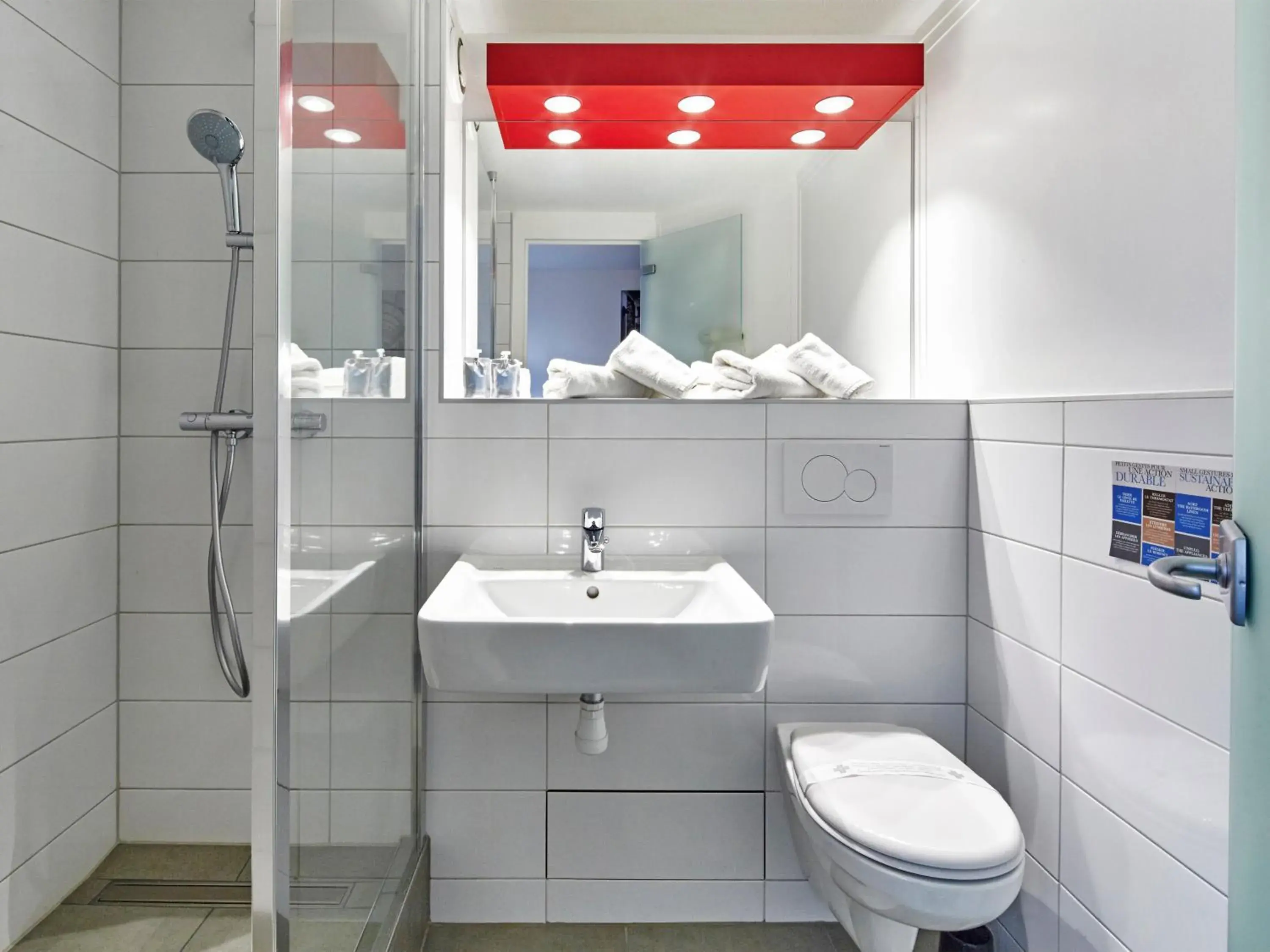 Bathroom in Kyriad Colmar Centre Unterlinden Bathroom in Kyriad Colmar Centre Unterlinden