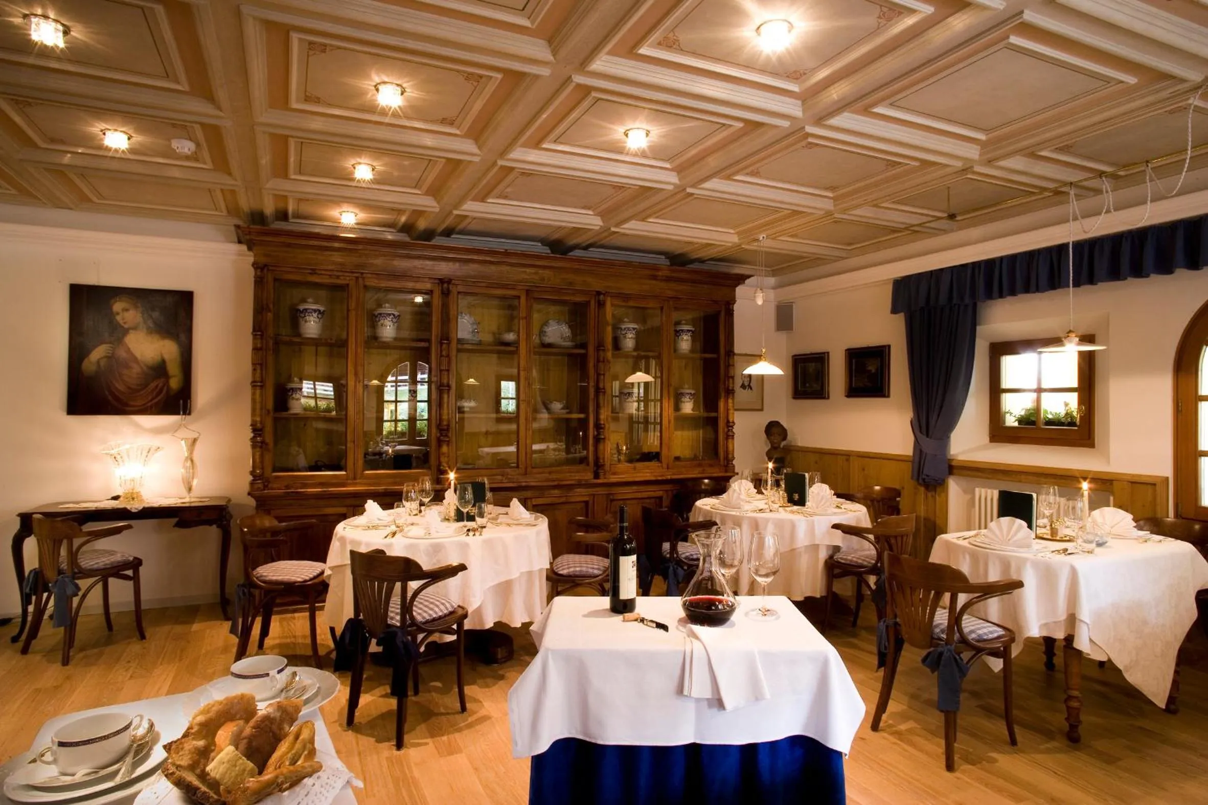 Restaurant/places to eat in Hotel La Villa