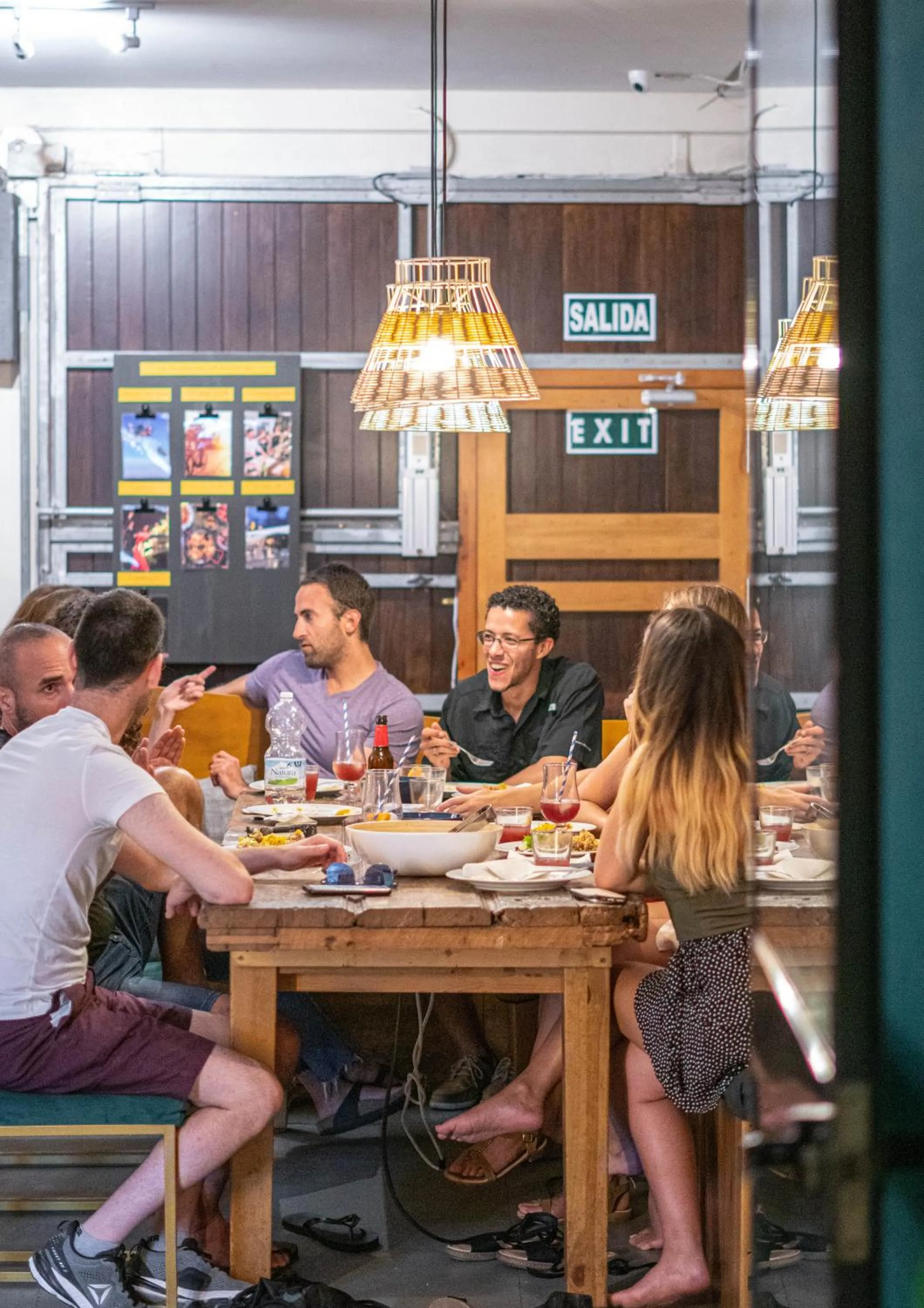 Restaurant/places to eat in La Banda Rooftop Hostel