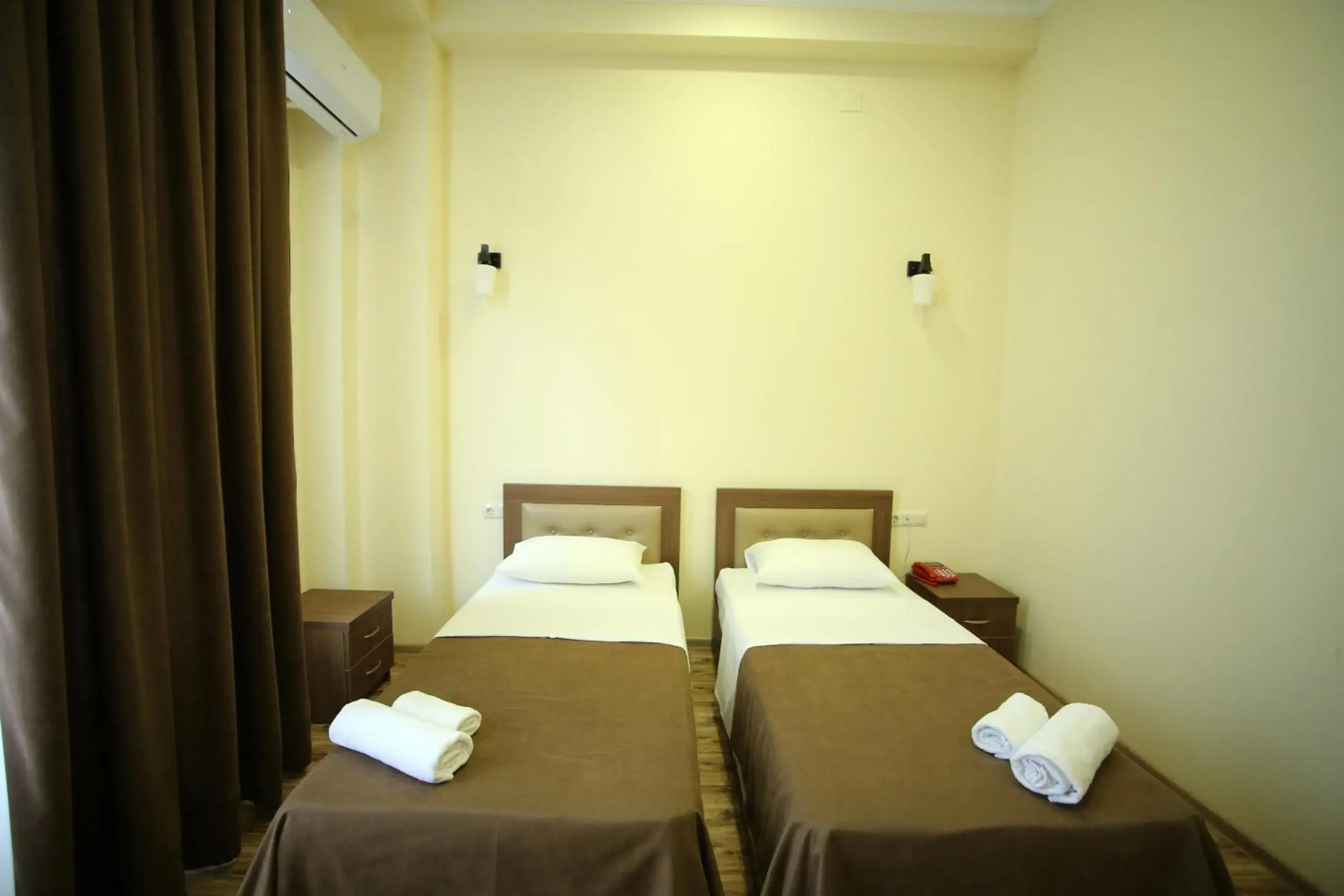 Twin Room with Shower in Hotel Comfort Twin Room with Shower in Hotel Comfort