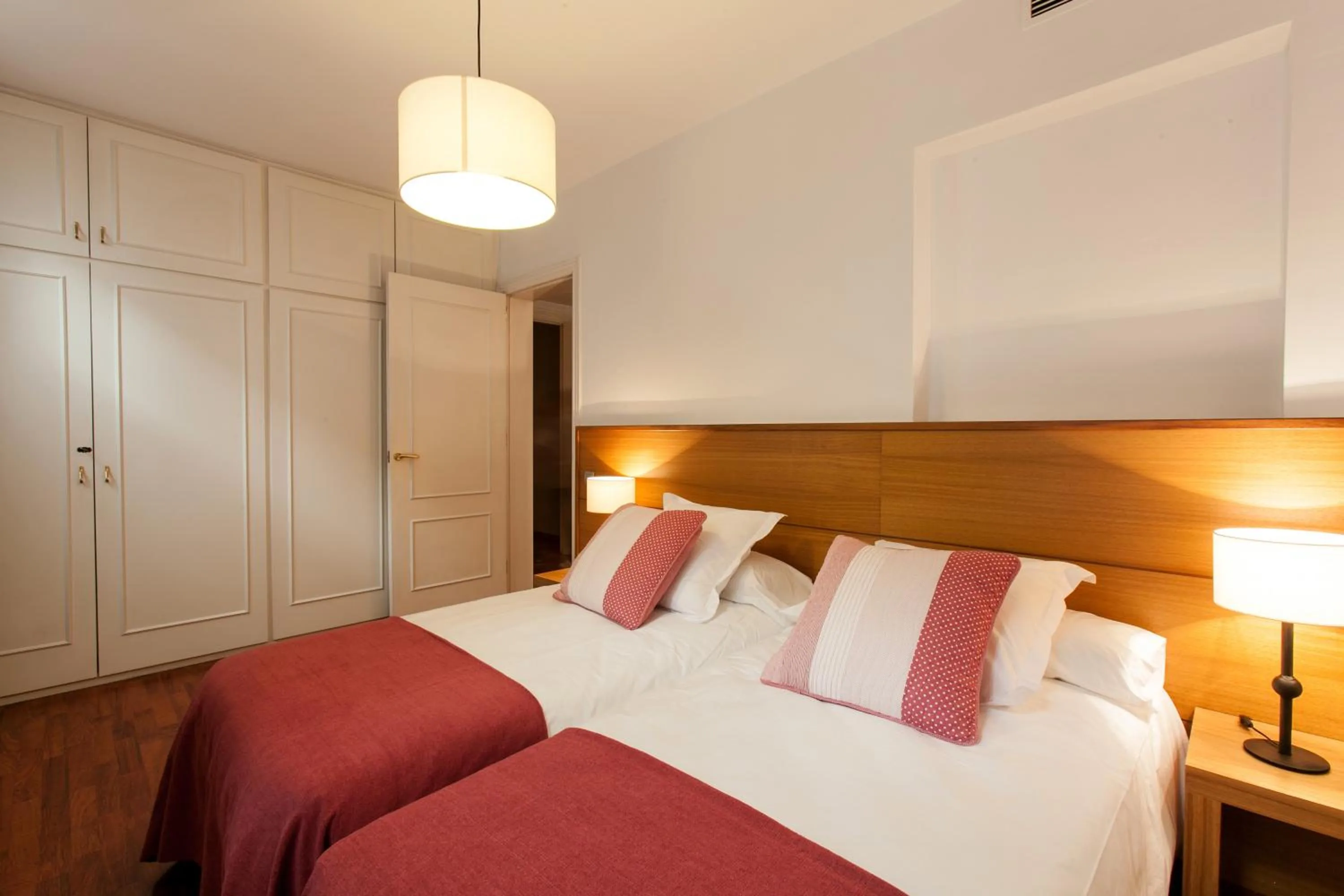 Bedroom, Bed in Serennia Apartamentos Ramblas - Plaça Catalunya