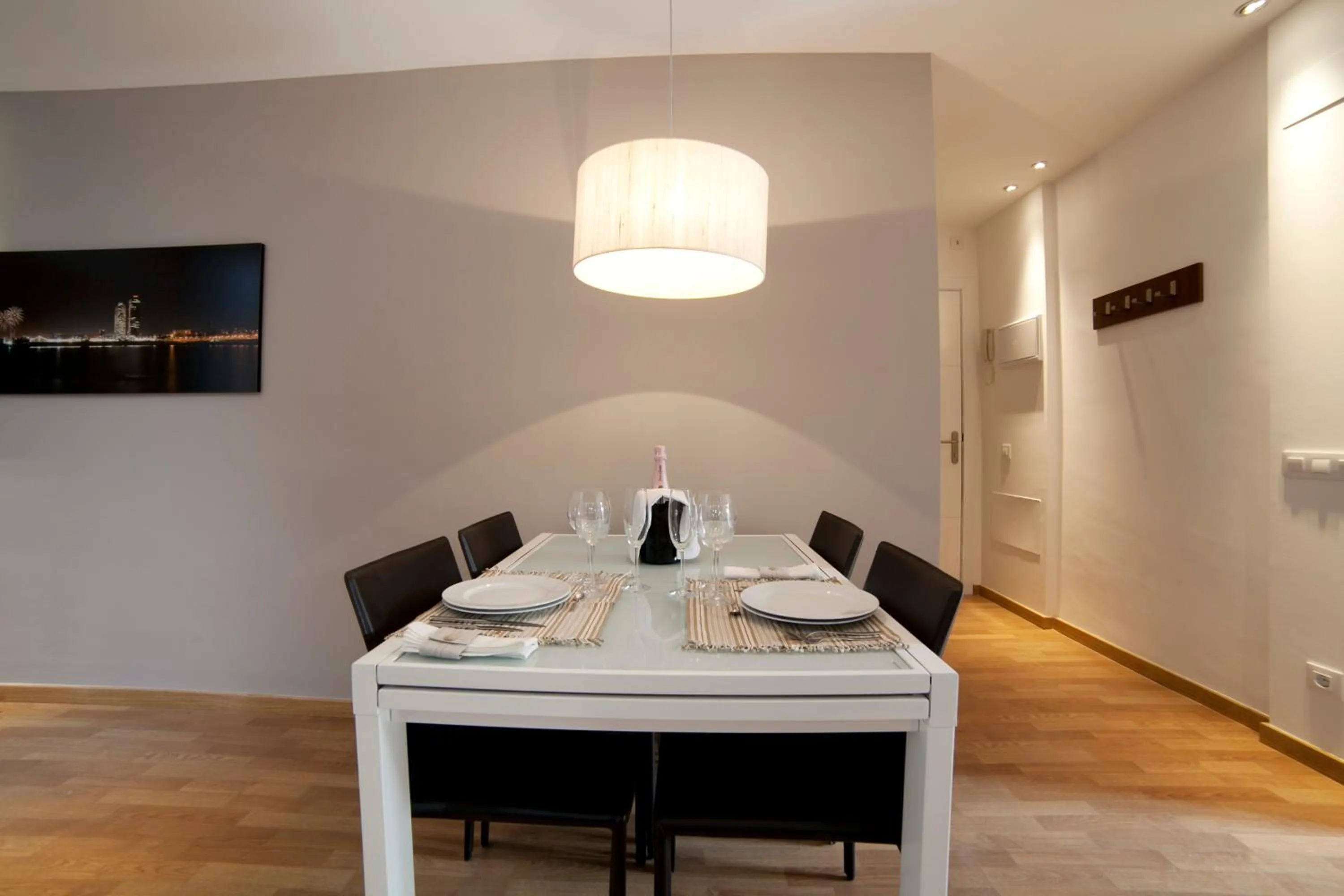 Restaurant/places to eat in Serennia Apartamentos Ramblas - Plaça Catalunya