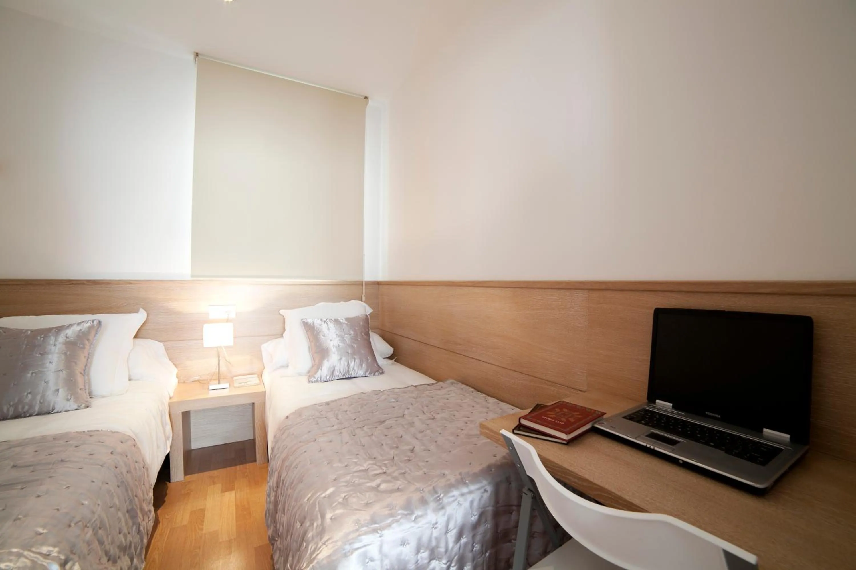 Photo of the whole room, Bed in Serennia Apartamentos Ramblas - Plaça Catalunya