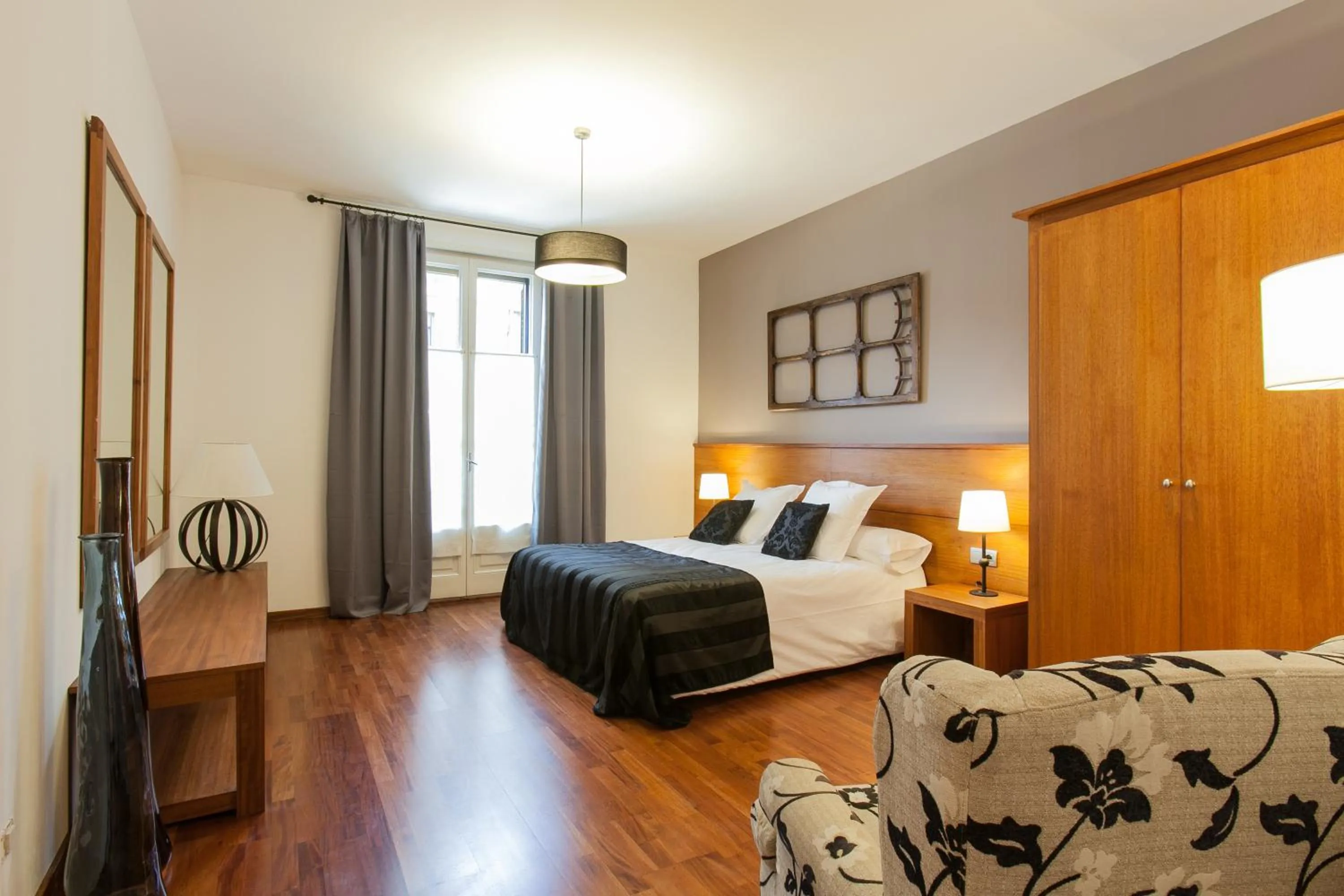 Bedroom, Bed in Serennia Apartamentos Ramblas - Plaça Catalunya