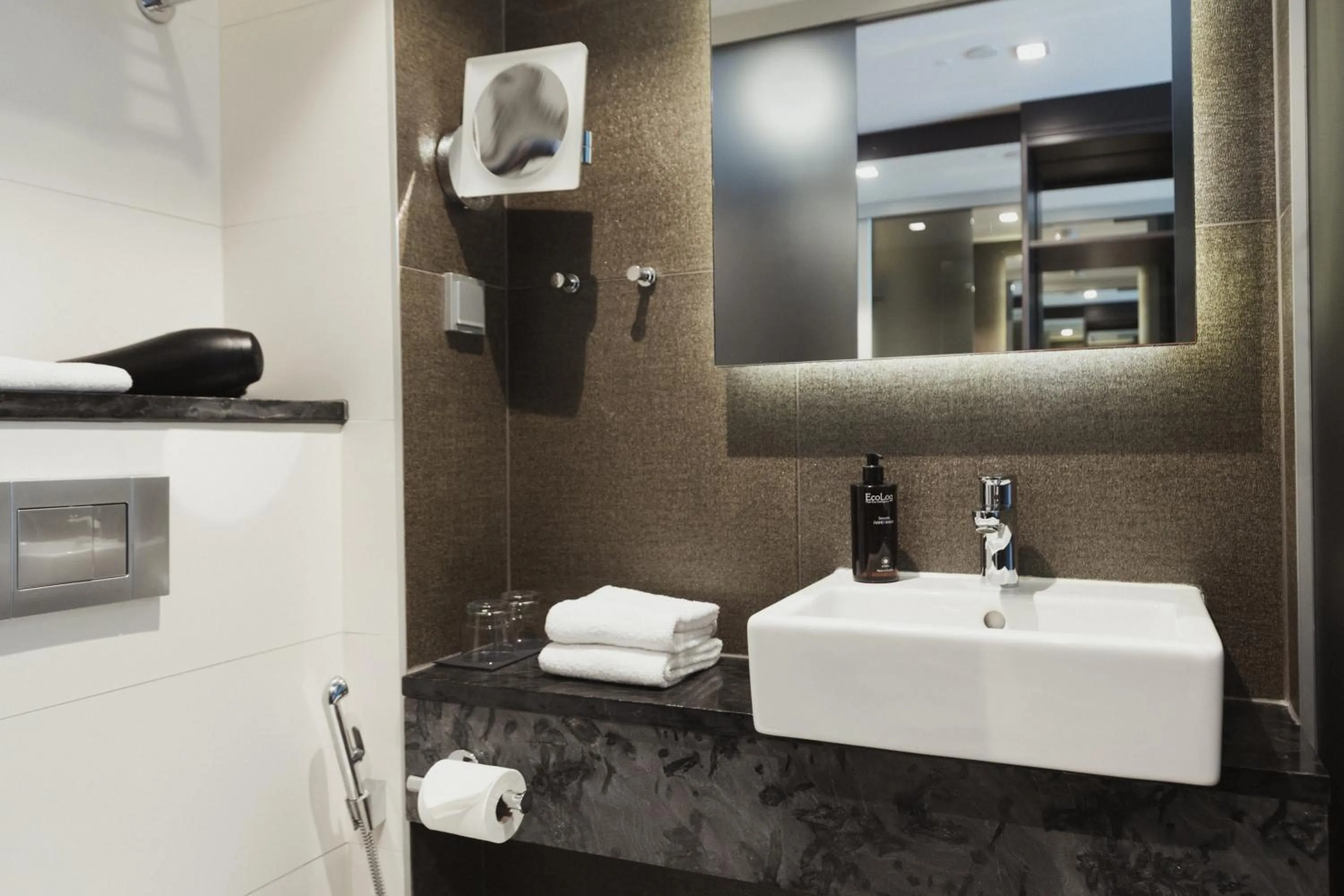 Bathroom in GLO Hotel Art