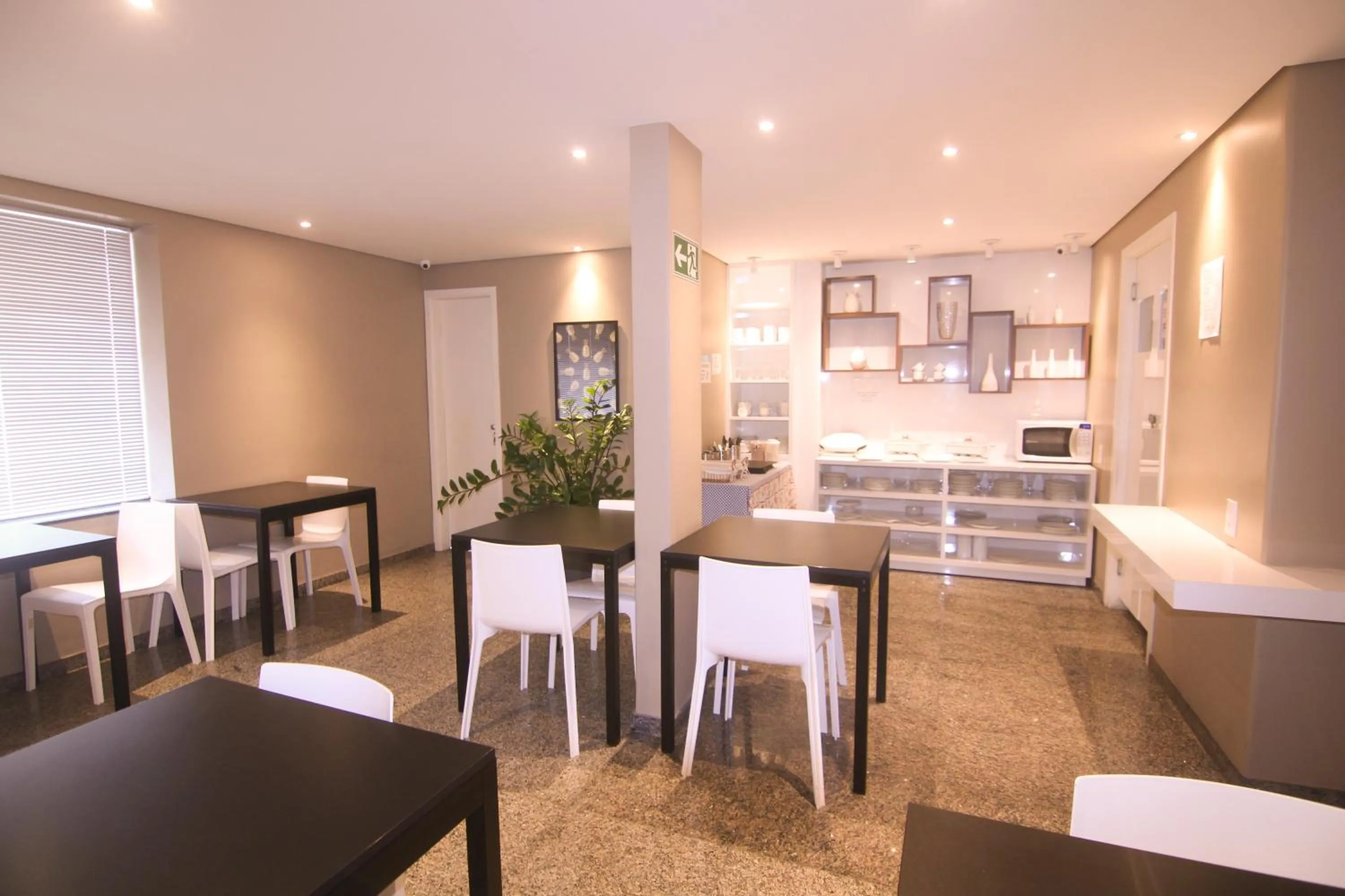 Restaurant/places to eat in Hotel Alpha