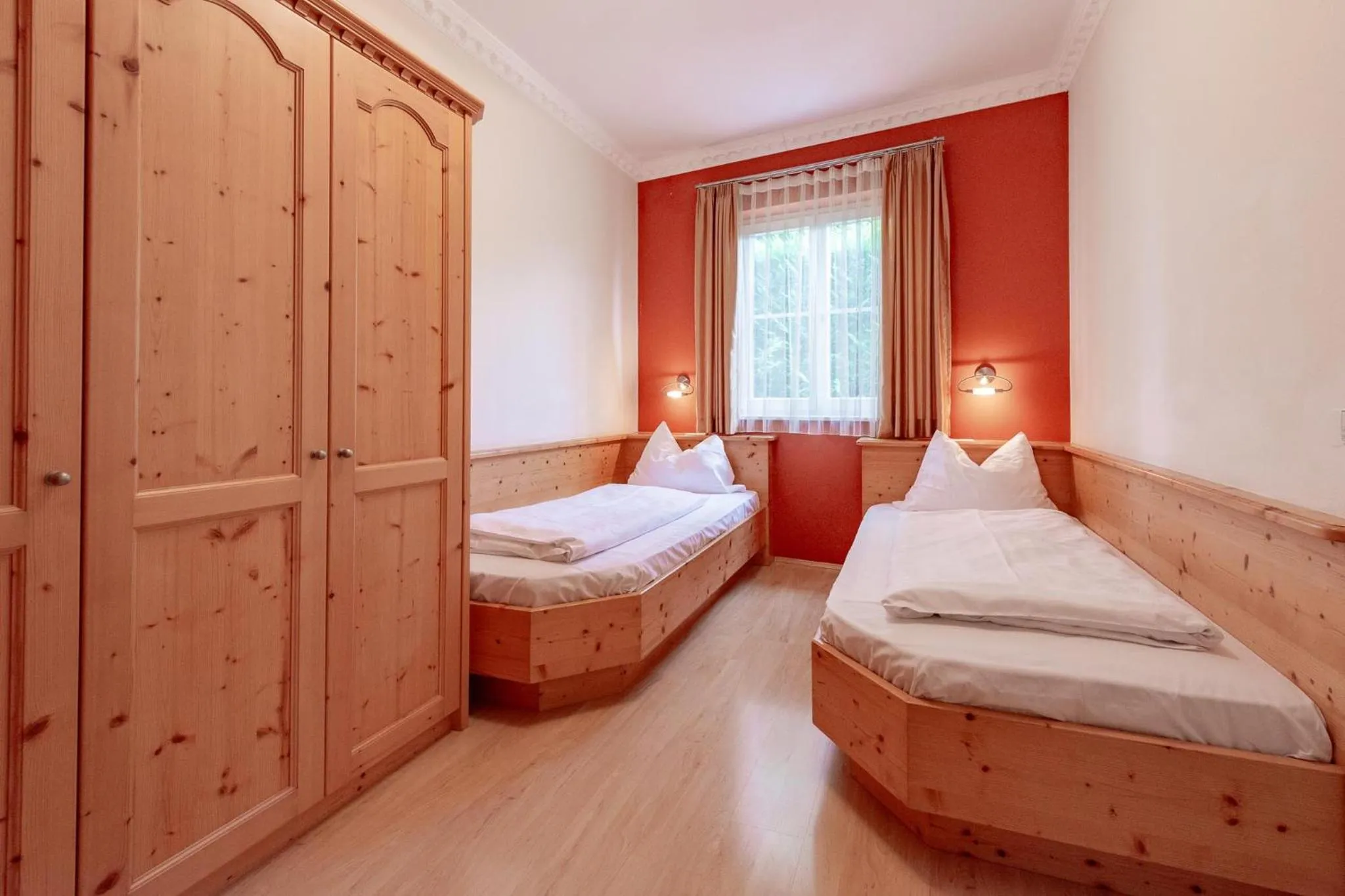 Photo of the whole room, Bed in Panorama