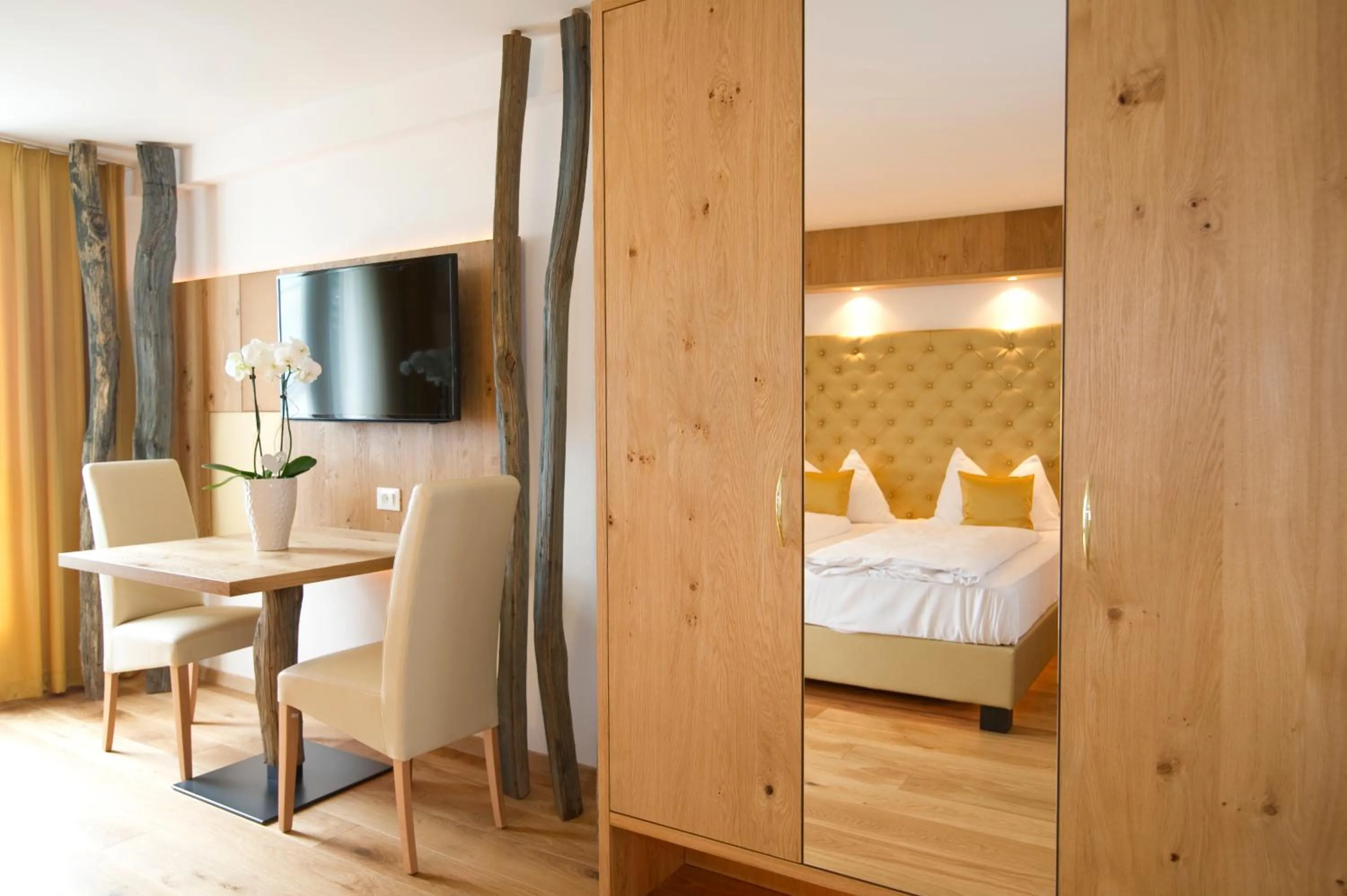 Photo of the whole room, Bed in Panorama